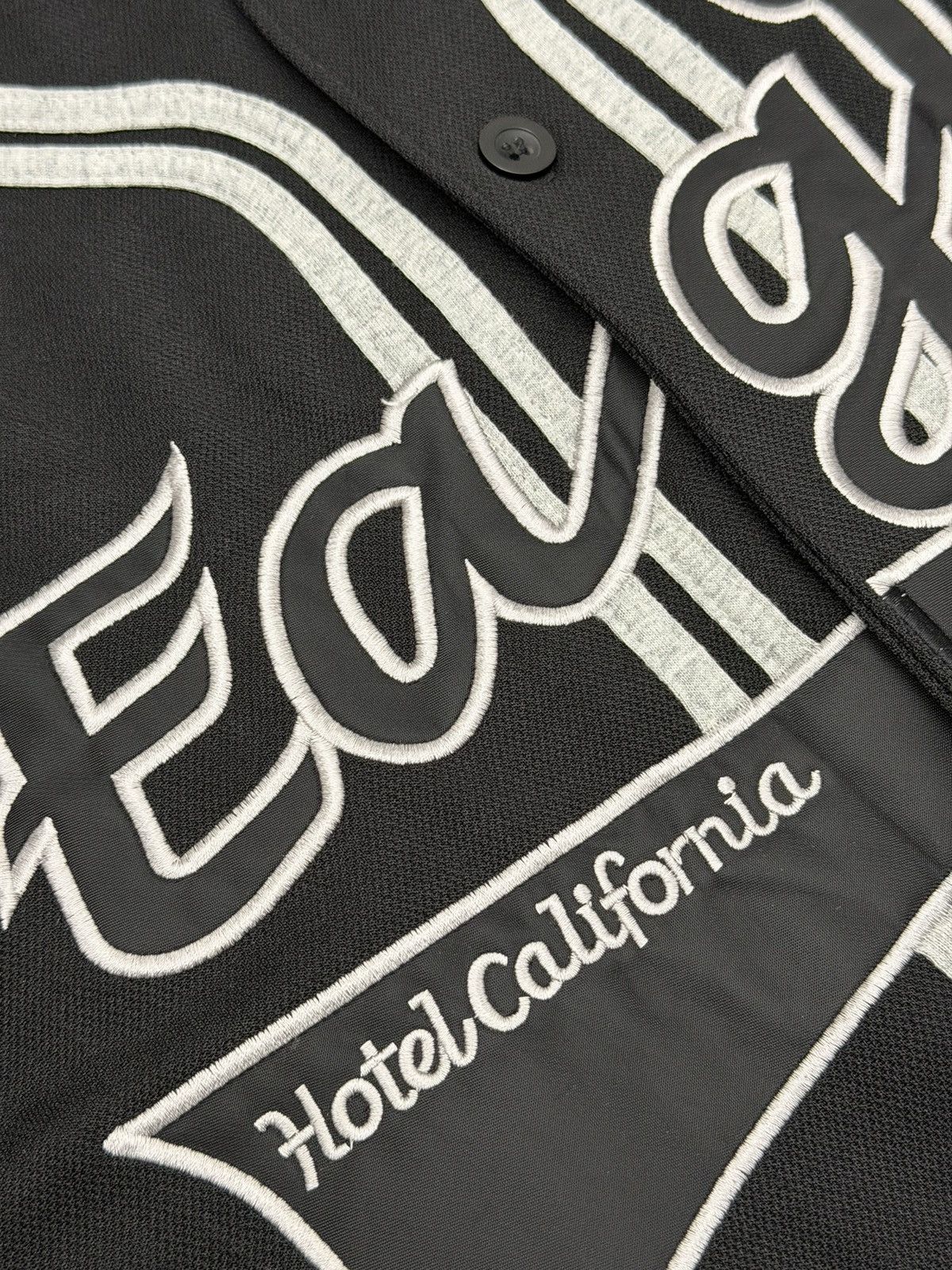 Band Tees Vintage Eagles Hotel California 2003 BaseballJersey S Fits L Size US L / EU 52-54 / 3 - 9 Thumbnail