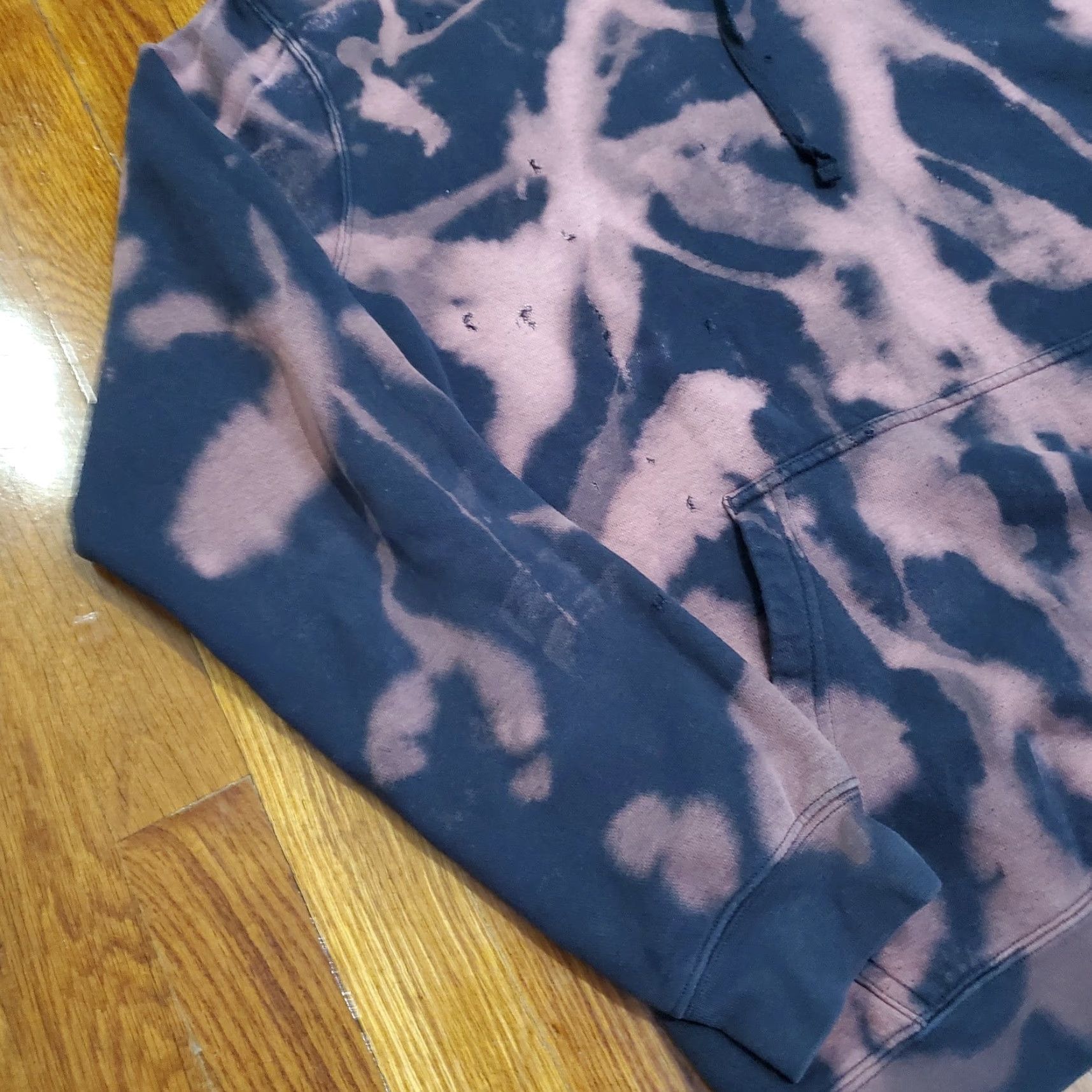 Nike VINTAGE Nike Swoosh Custom Bleach Tie-dye Hoodie Sweatshirt Upcycled Reworked Sz Medium Size US M / EU 48-50 / 2 - 2 Thumbnail