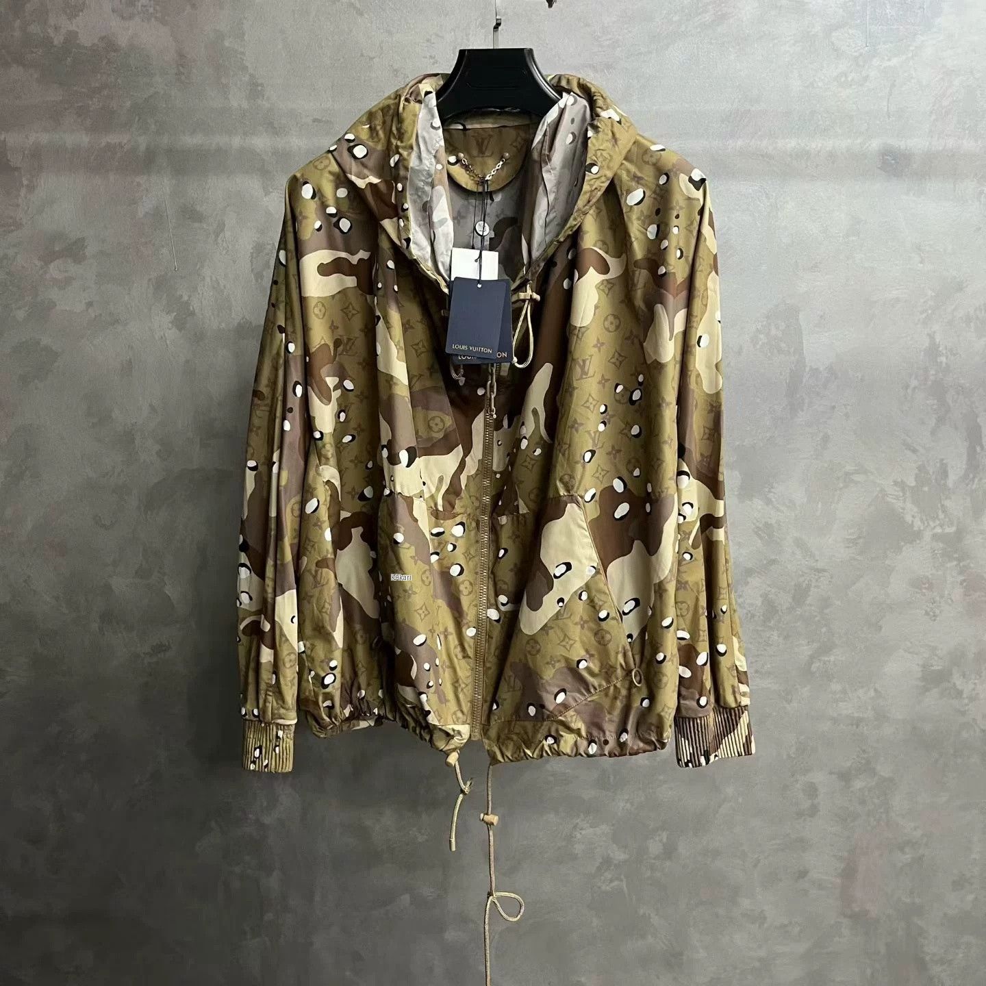 Louis Vuitton Louis Vuitton Beige All-Over Print Hooded Jacket Size US S / EU 44-46 / 1 - 1 Thumbnail