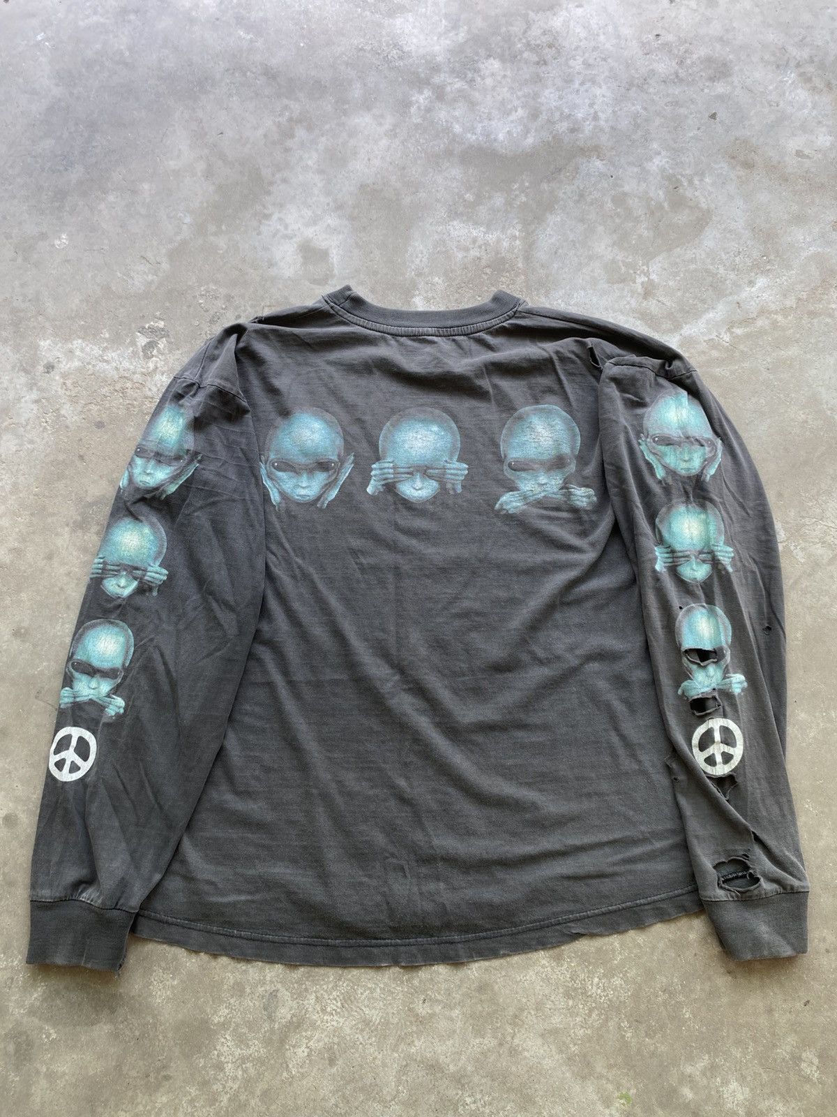 Vintage Sun faded & Distressed Alien 1996 L/S Size US L / EU 52-54 / 3 - 2 Thumbnail