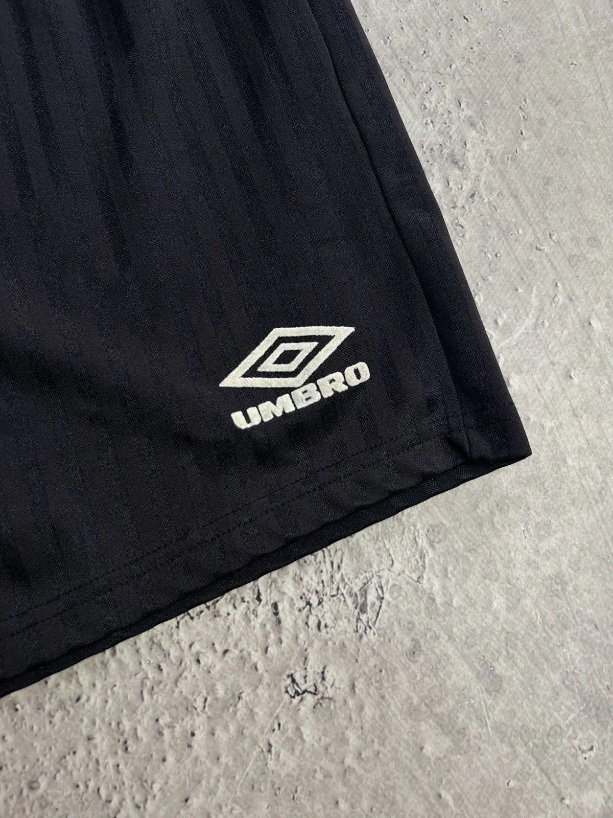 Umbro × Vintage Vintage Y2K 90s Umbro soccer shorts football black Umbro Size US 32 / EU 48 - 4 Thumbnail