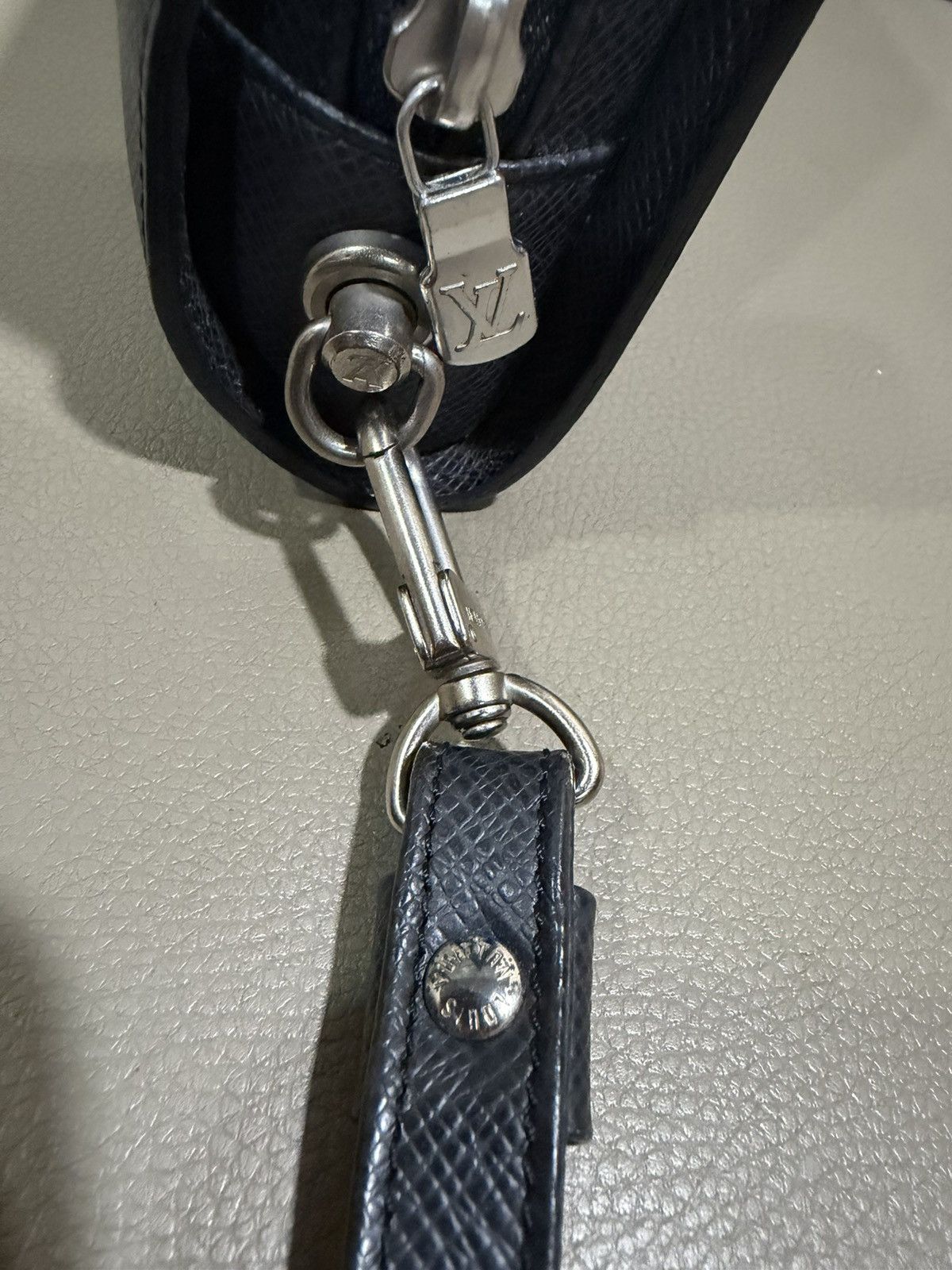 Louis Vuitton Authentic Louis Vuitton Taiga Black Clutch Size ONE SIZE - 6 Thumbnail