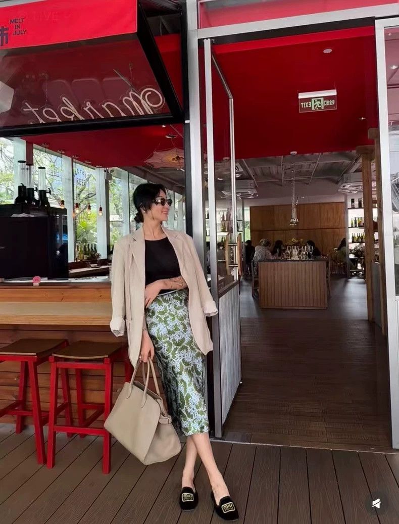 Dries Van Noten DRIES VAN NOTEN size:36 Green printed skirt Size 30" / US 8 / IT 44 - 4 Thumbnail