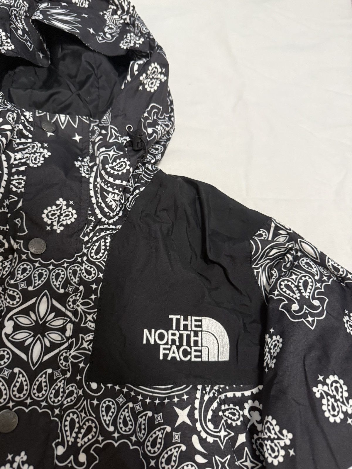 Supreme × The North Face Supreme north face tnf black bandana paisley mountain Jacket Size US M / EU 48-50 / 2 - 3 Thumbnail
