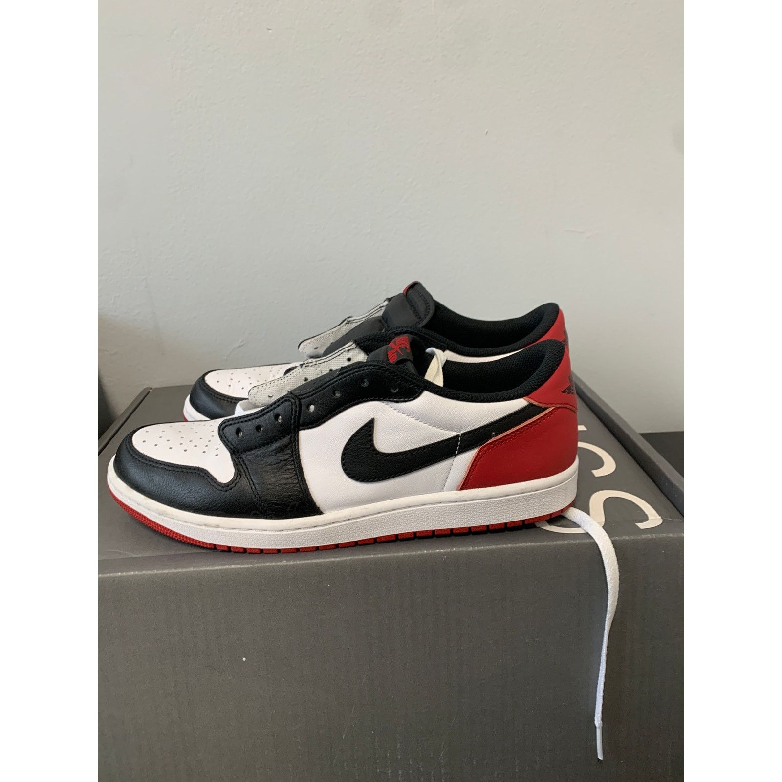Nike Nike Air Jordan 1 Retro Low OG Black Toe Size 11 Used Size US 11 / EU 44 - 1 Thumbnail