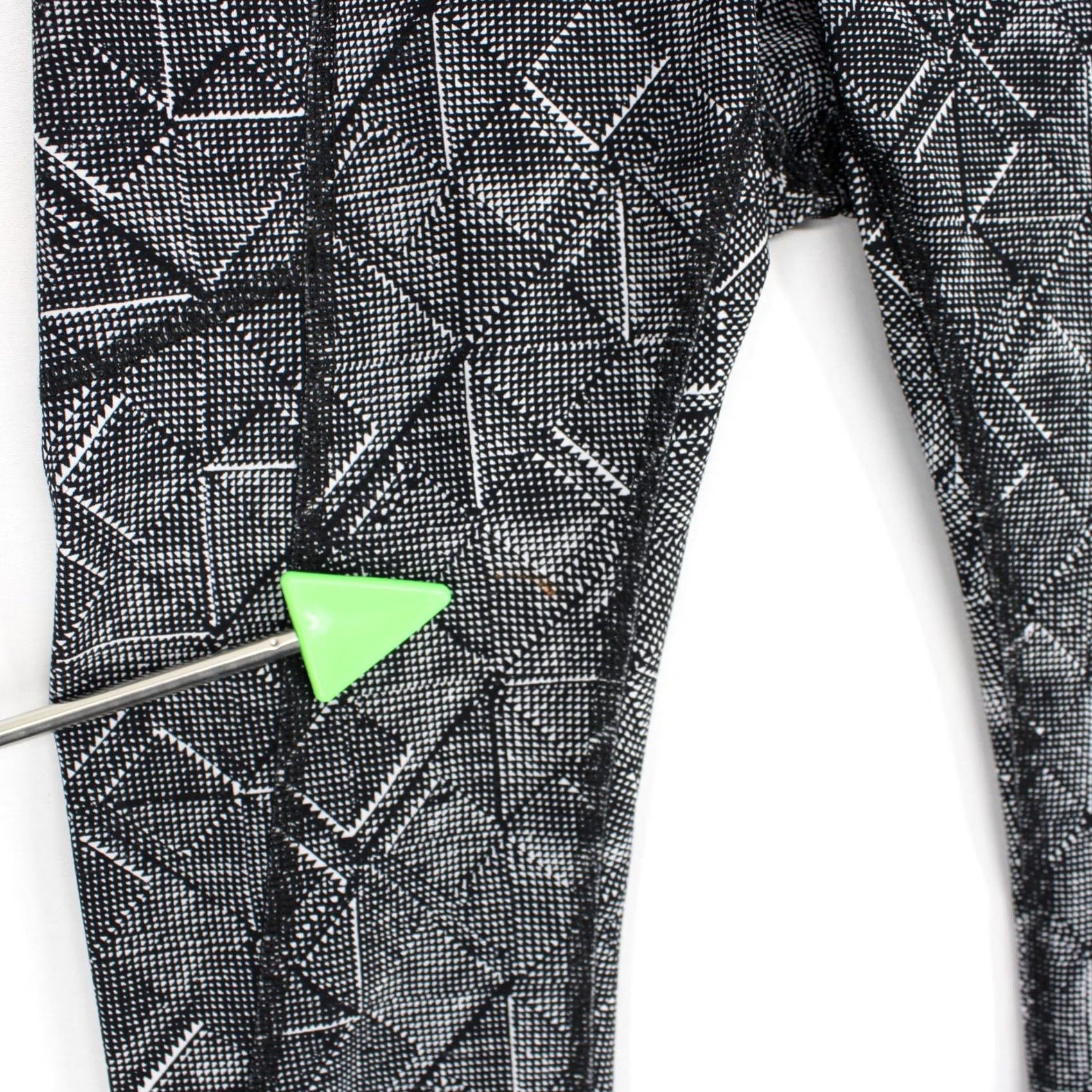 Lululemon Lululemon Tight Stuff Leggings Womens 2 Black White Geometric Print Side Pockets Running & Jogging Size 26" / US 2 / IT 38 - 5 Thumbnail