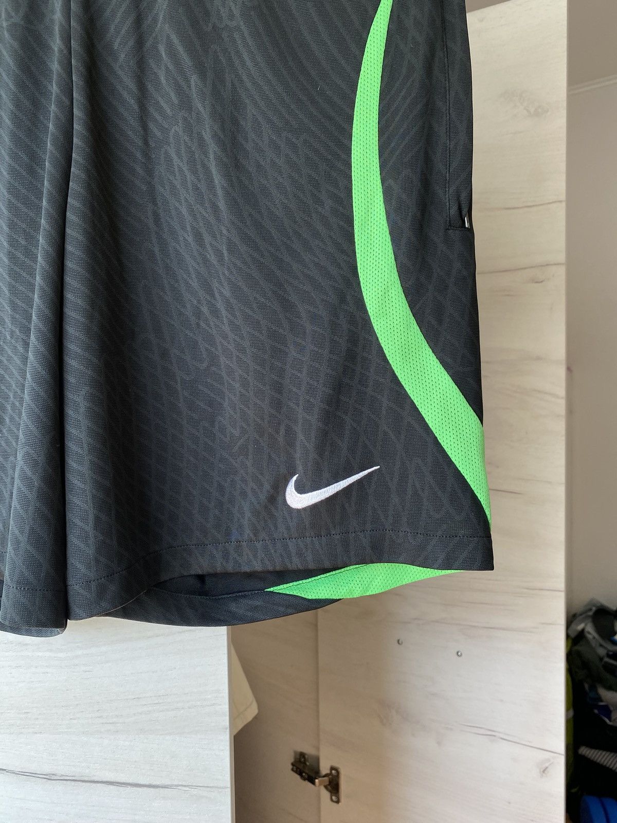Nike Nike Liverpool FC Training Shorts Black Green Size M Size US 39 - 3 Thumbnail