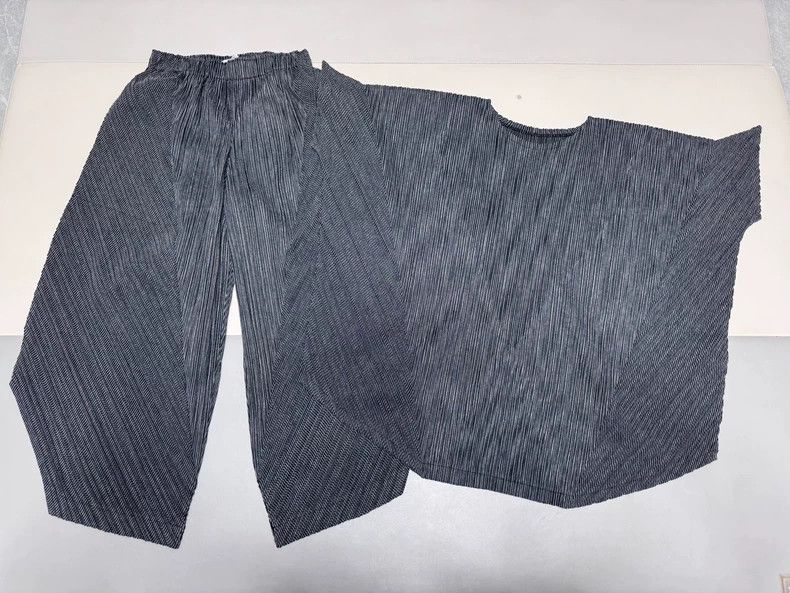 Issey Miyake Issey Miyake size:3 Grey pleated short-sleeved shirt Size S / US 4 / IT 40 - 1 Thumbnail