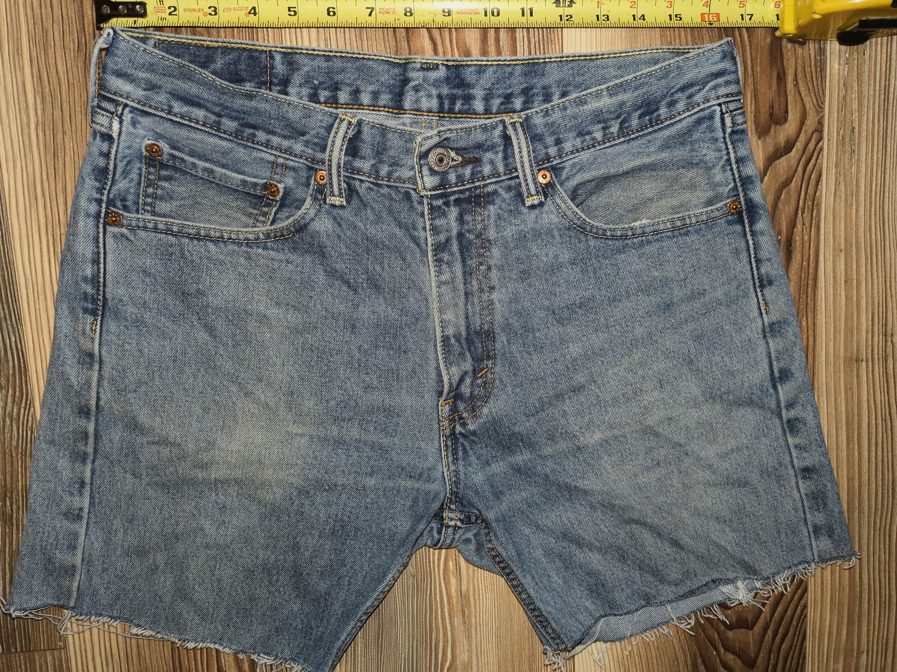 Levi's Tastefully Short Jorts Size US 33 - 1 Thumbnail