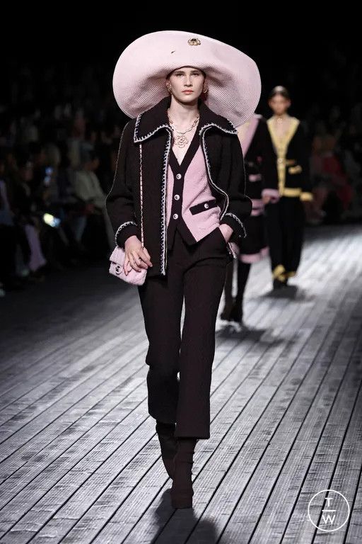 Chanel CHANEL Pink/Black Belted Cardigan Fall '24 Look 19 FR 38/US6 Size S / US 4 / IT 40 - 1 Thumbnail