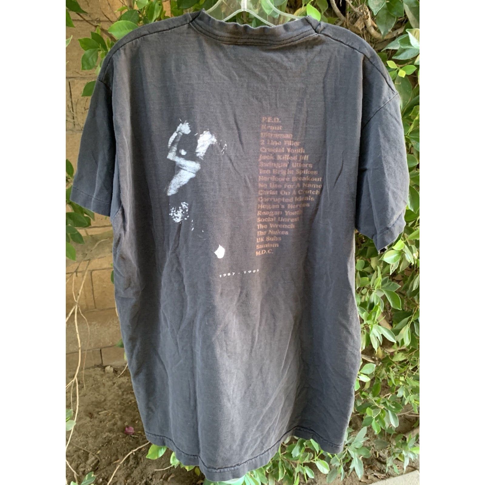 Fruit Of The Loom VINTAGE New Red Archives 1990s Band T Shirt XL Black Cotton Short Sleeve Unisex Adults Fatigue/Distressed Hole-Peaked Graphic Tee Size US XL / EU 56 / 4 - 4 Thumbnail