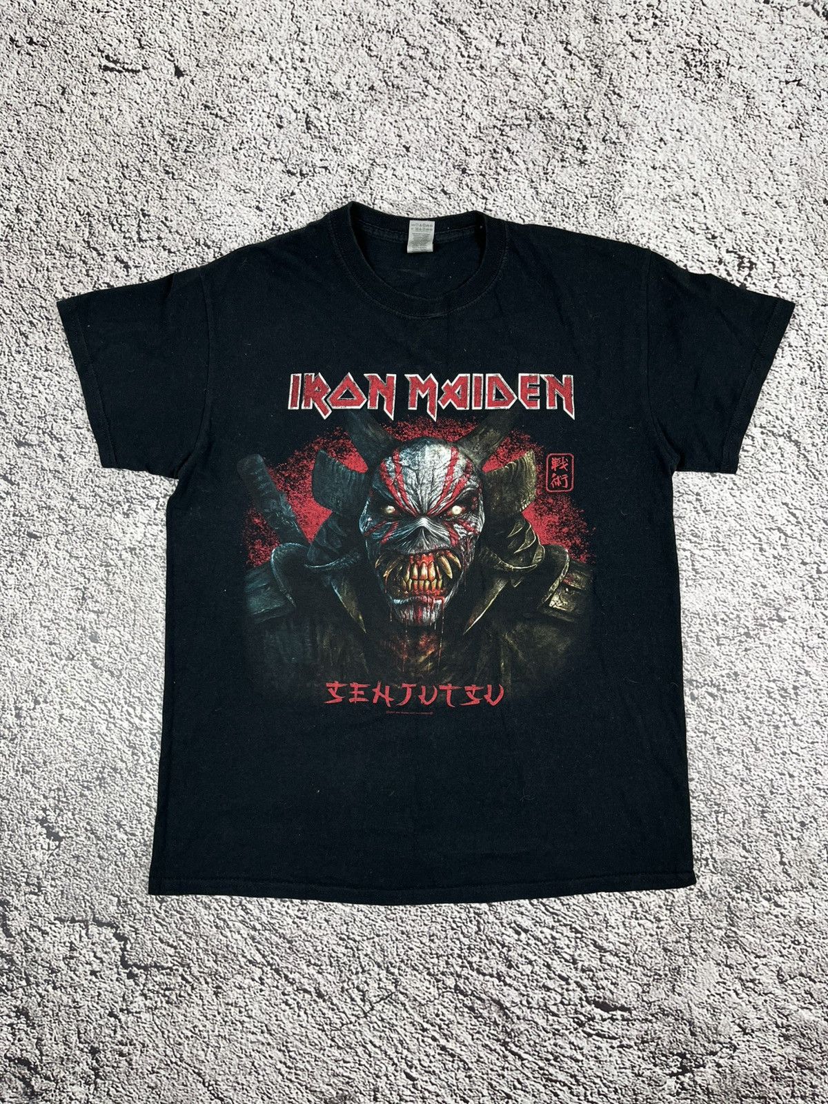 Vintage Y2K Iron Maiden rock big logo tee size M