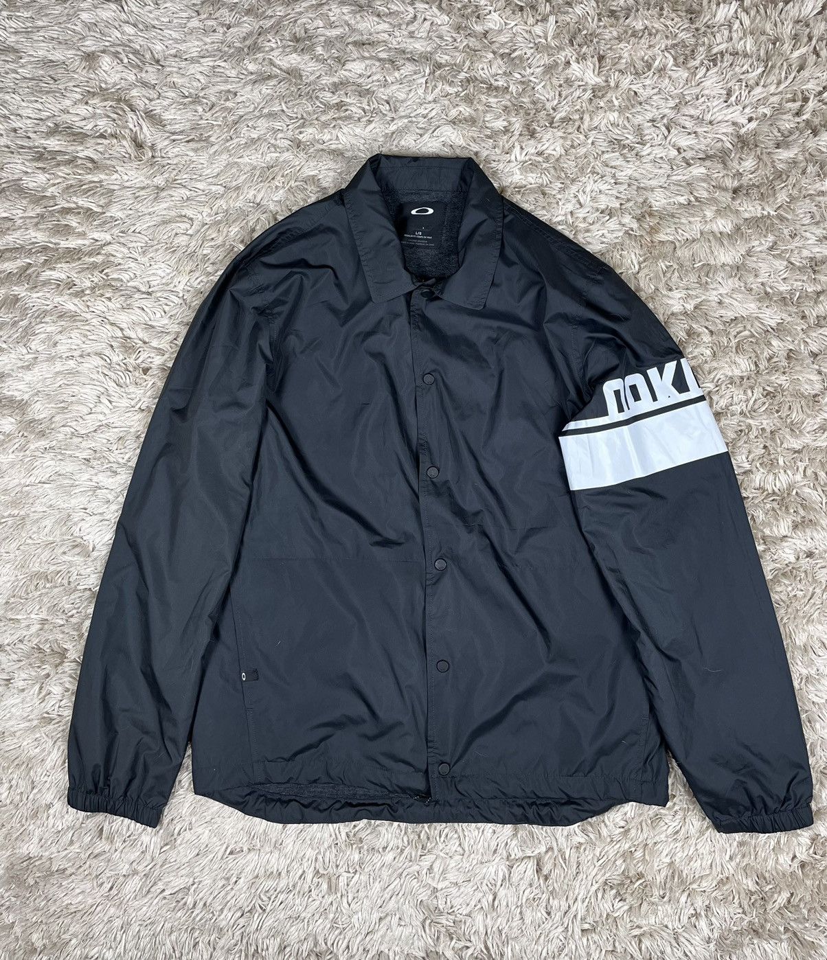 Oakley Oakley black button up windbreaker jacket Size US L / EU 52-54 / 3 - 1 Thumbnail