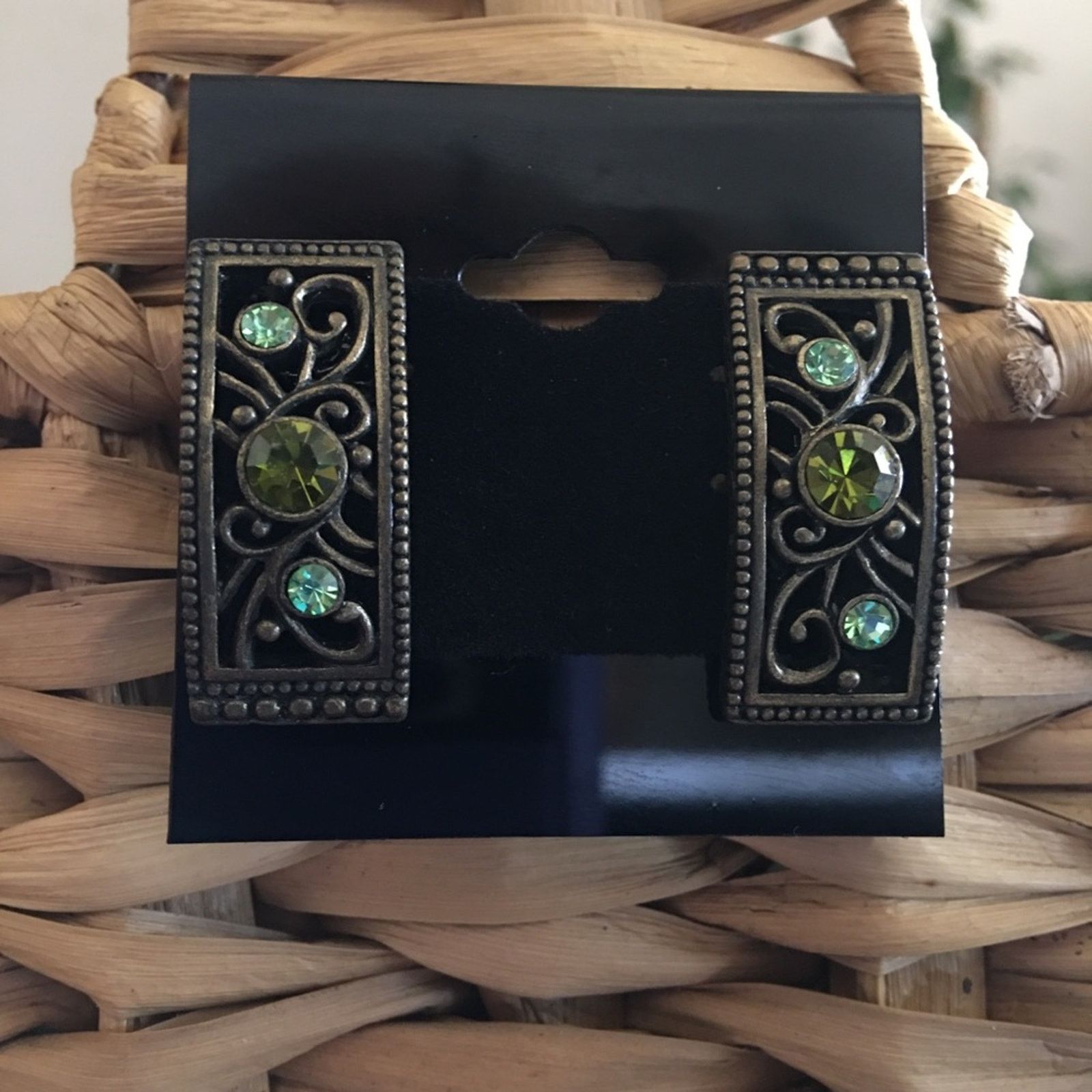 Vintage Vintage estate green glass stone pierced earrings Size ONE SIZE - 1 Thumbnail