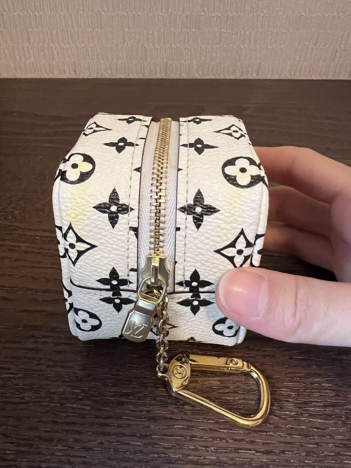 Louis Vuitton Louis Vuitton Monogram Giant Cube coin pouch bag Size ONE SIZE - 4 Thumbnail