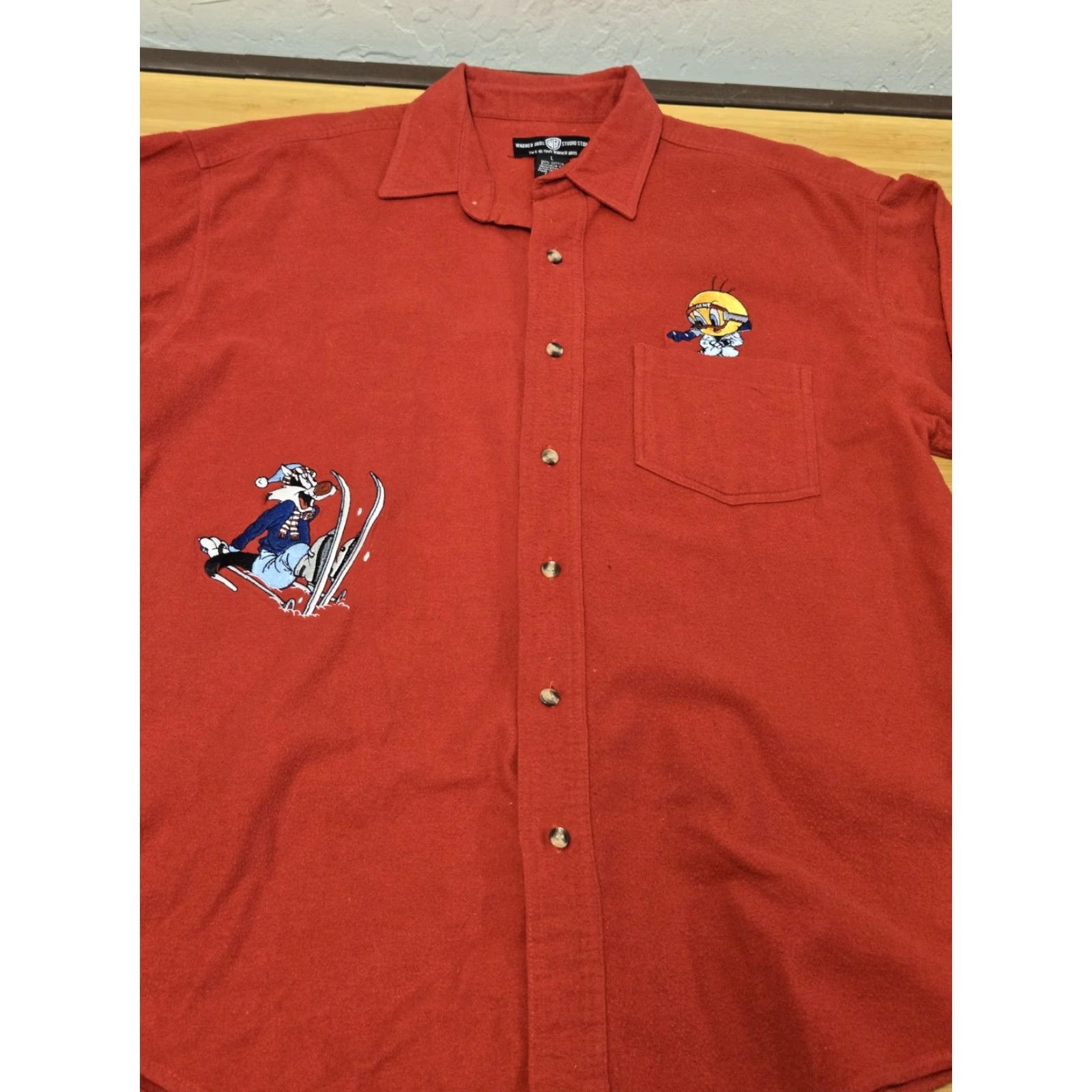 Vintage VINTAGE Warner Bros Shirt Mens Large Red Tweety Sylvester Skiing Cartoon 90s Size US L / EU 52-54 / 3 - 2 Thumbnail