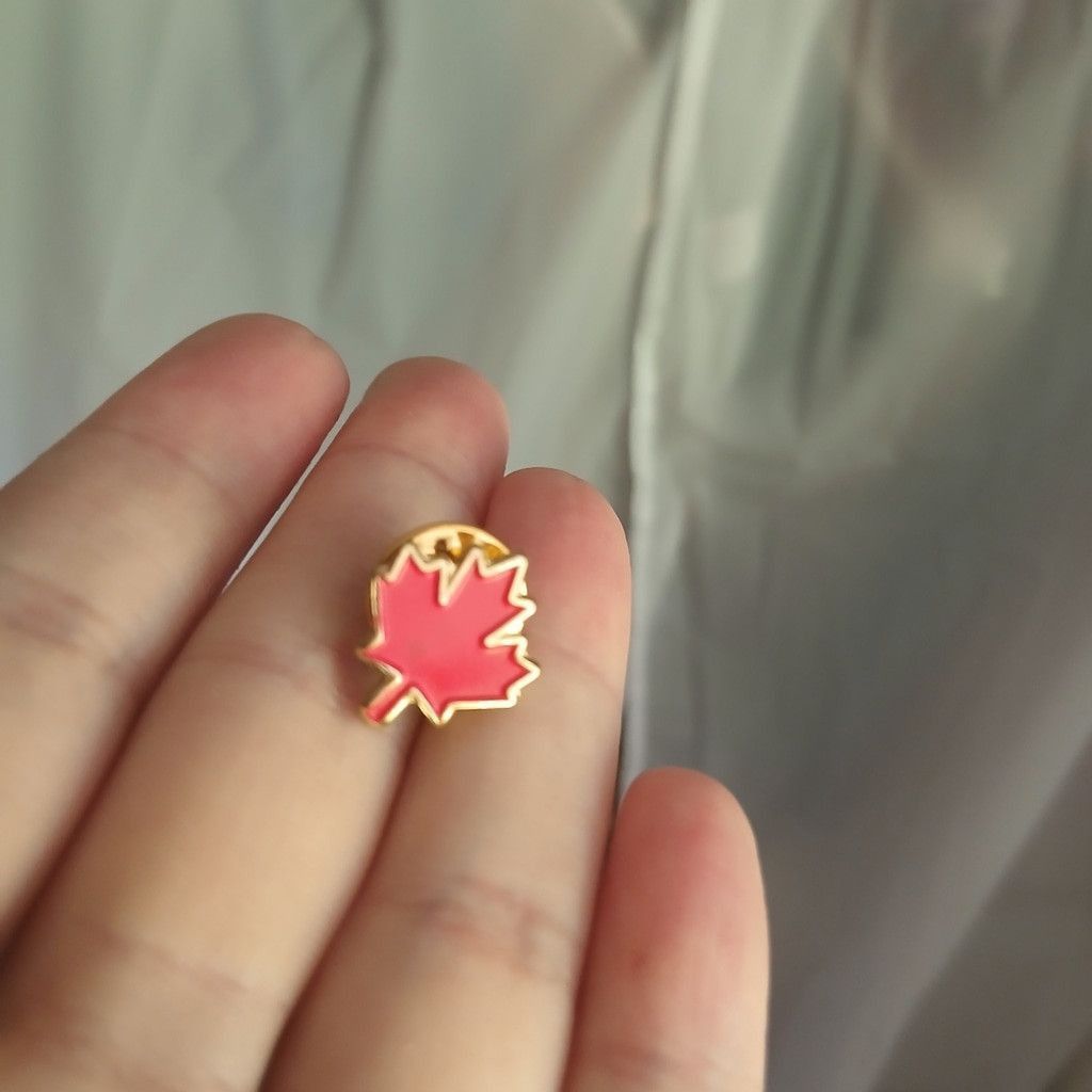 The Unbranded Brand Made in Canada 🇨🇦 Canadian Pin Gold and Red Maple Leaf Pin Size ONE SIZE - 3 Thumbnail