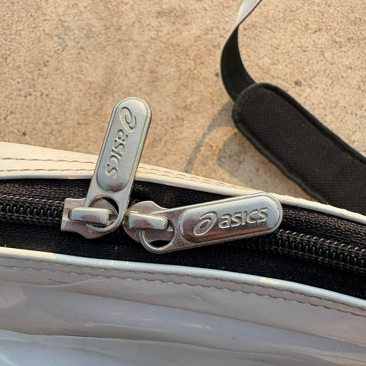 Asics ASICS White Shoulder Bag / Sport Crossbody / Logo Print Size 34 - 3 Thumbnail