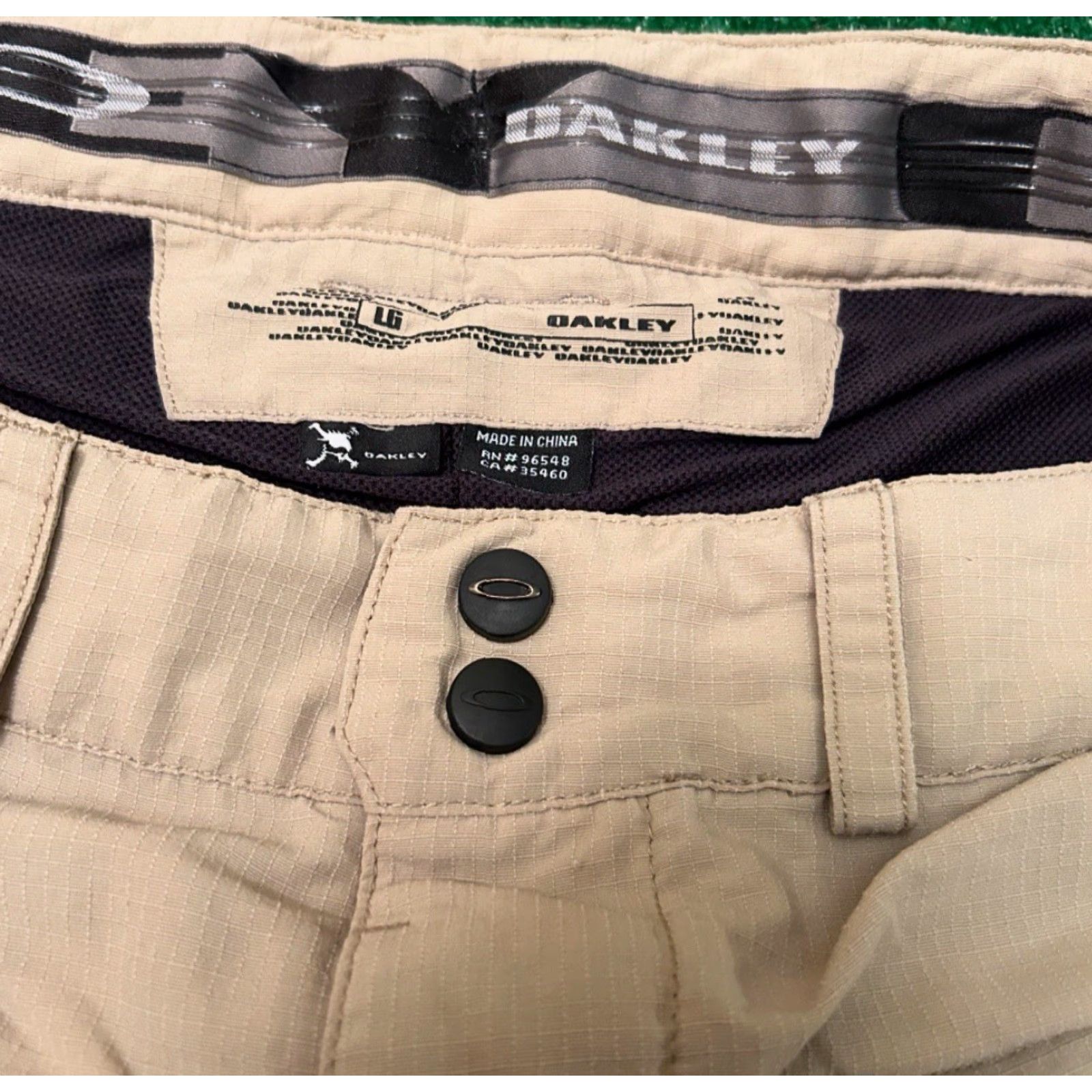 Oakley VINTAGE Oakley Cargo Shorts Mens Large Y2K BMX Skater 90s Grunge Padded Quick Dry Pocket Beige Nylon Polyester Clothing Size US 33 - 4 Thumbnail