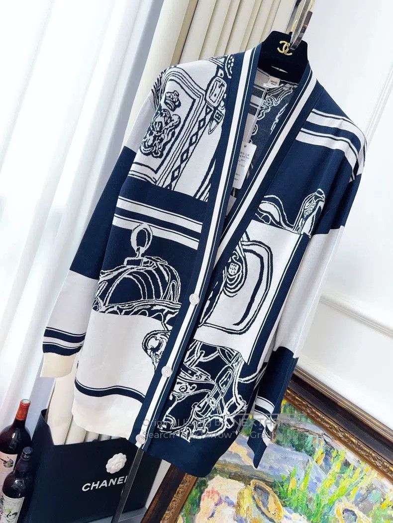 Hermes Blue and white color block rope print pattern V-nec