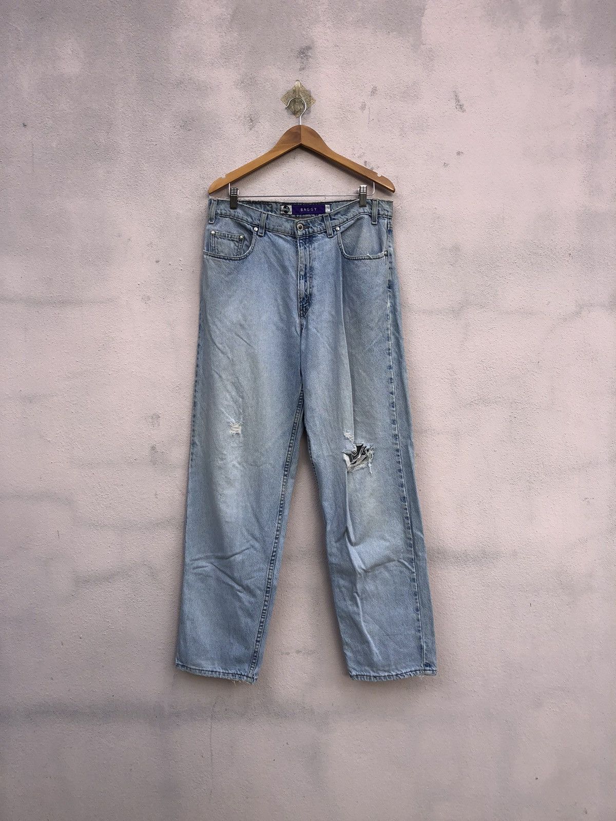 Levi's Levi’s SilverTab Baggy Distressed 90s Style Jeans Size US 33 - 1 Thumbnail