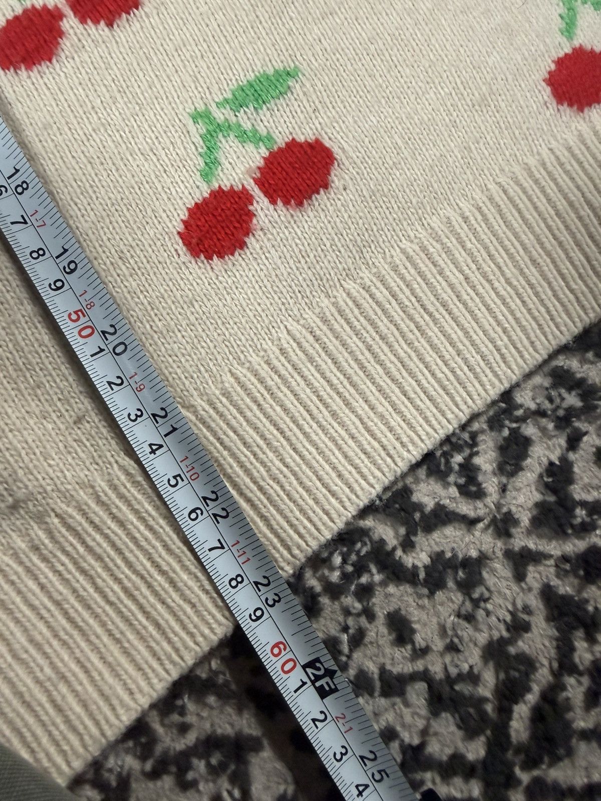 Gucci Gucci Wool Cherry Sweater Pullover Size Small Cream/Red Size S / US 4 / IT 40 - 8 Thumbnail