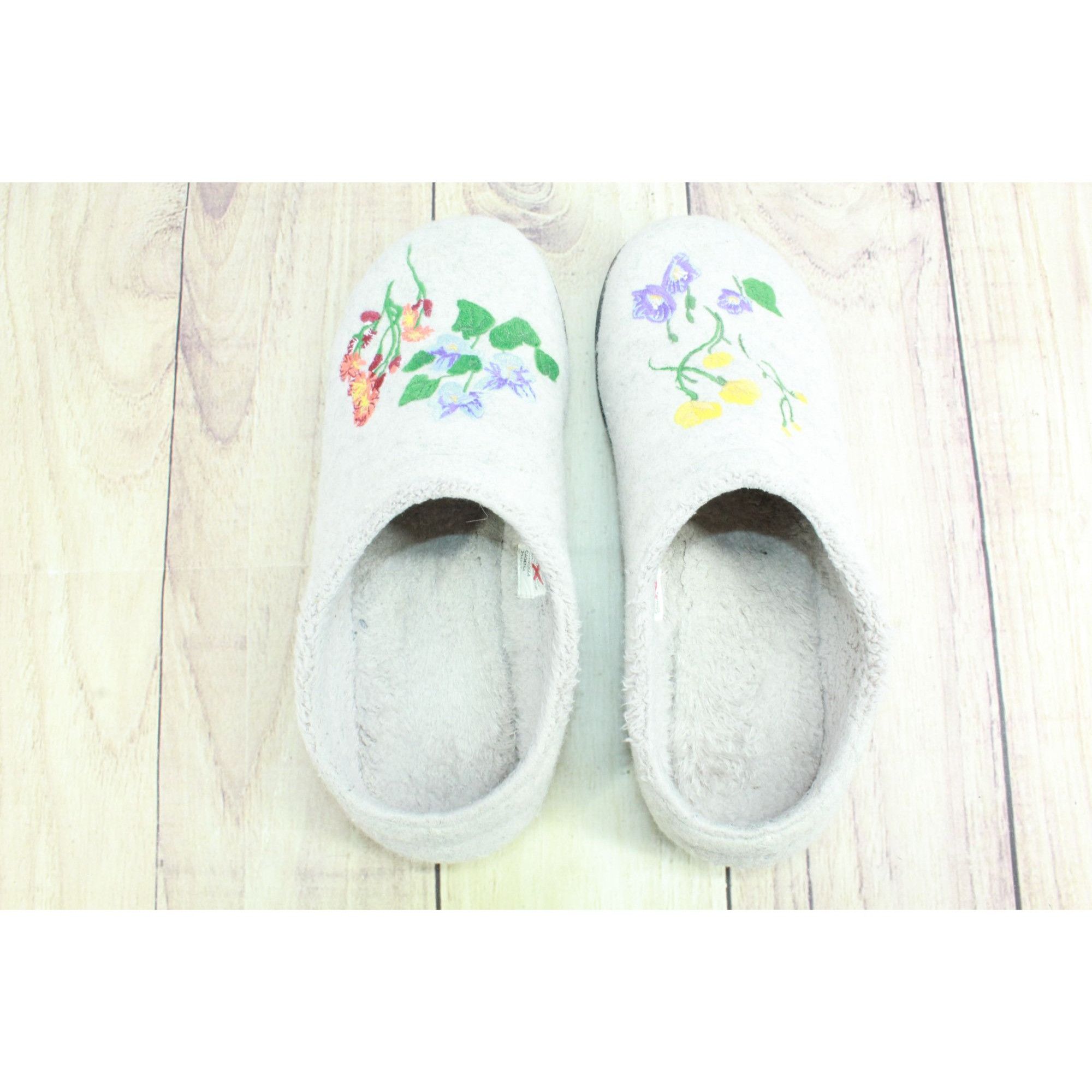 L.L. Bean LL Bean Wool Floral Motif Cozy Daybreak Slipper Scuffs Size US 11 / IT 41 - 7 Thumbnail