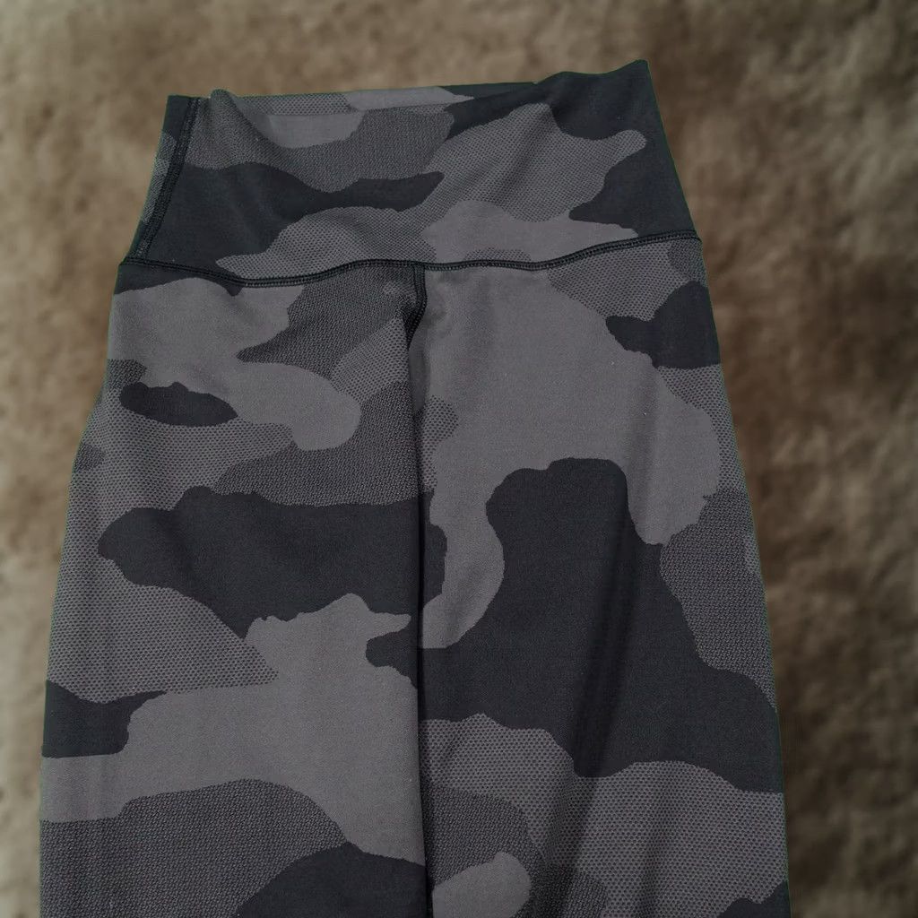Vintage Aerie Womens S Gray Camo Ankle High Rise CHILL. PLAY. MOVE. Gym & Training Yoga Leggings Size 28" / US 6 / IT 42 - 1 Thumbnail