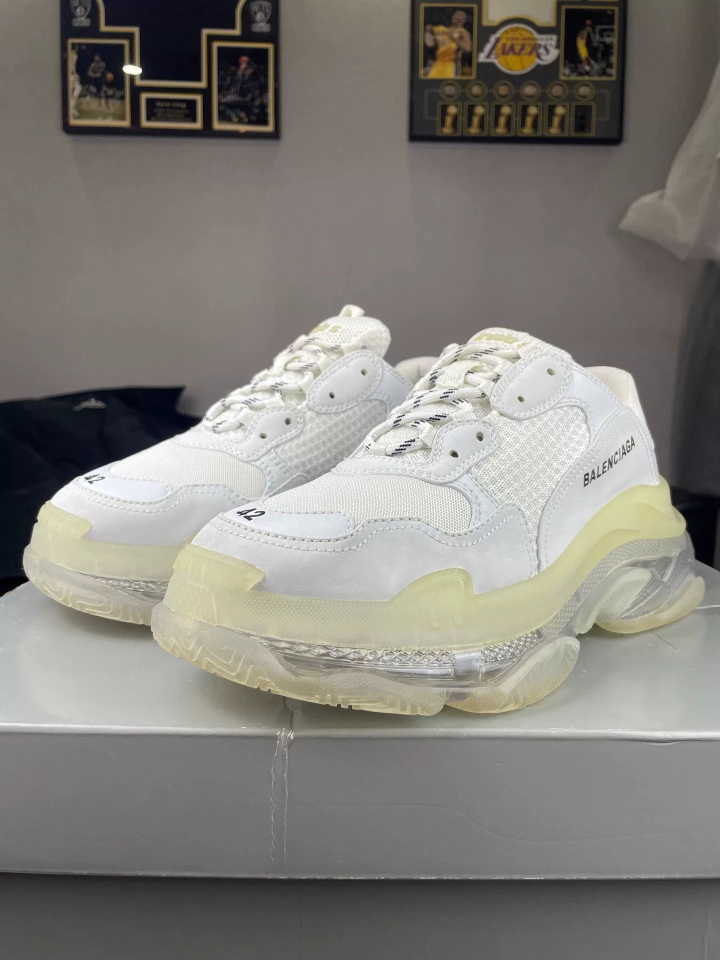 Balenciaga Balenciaga Clear White Lowtop Sneakers 9 Men Size US 9 / EU 42 - 1 Thumbnail