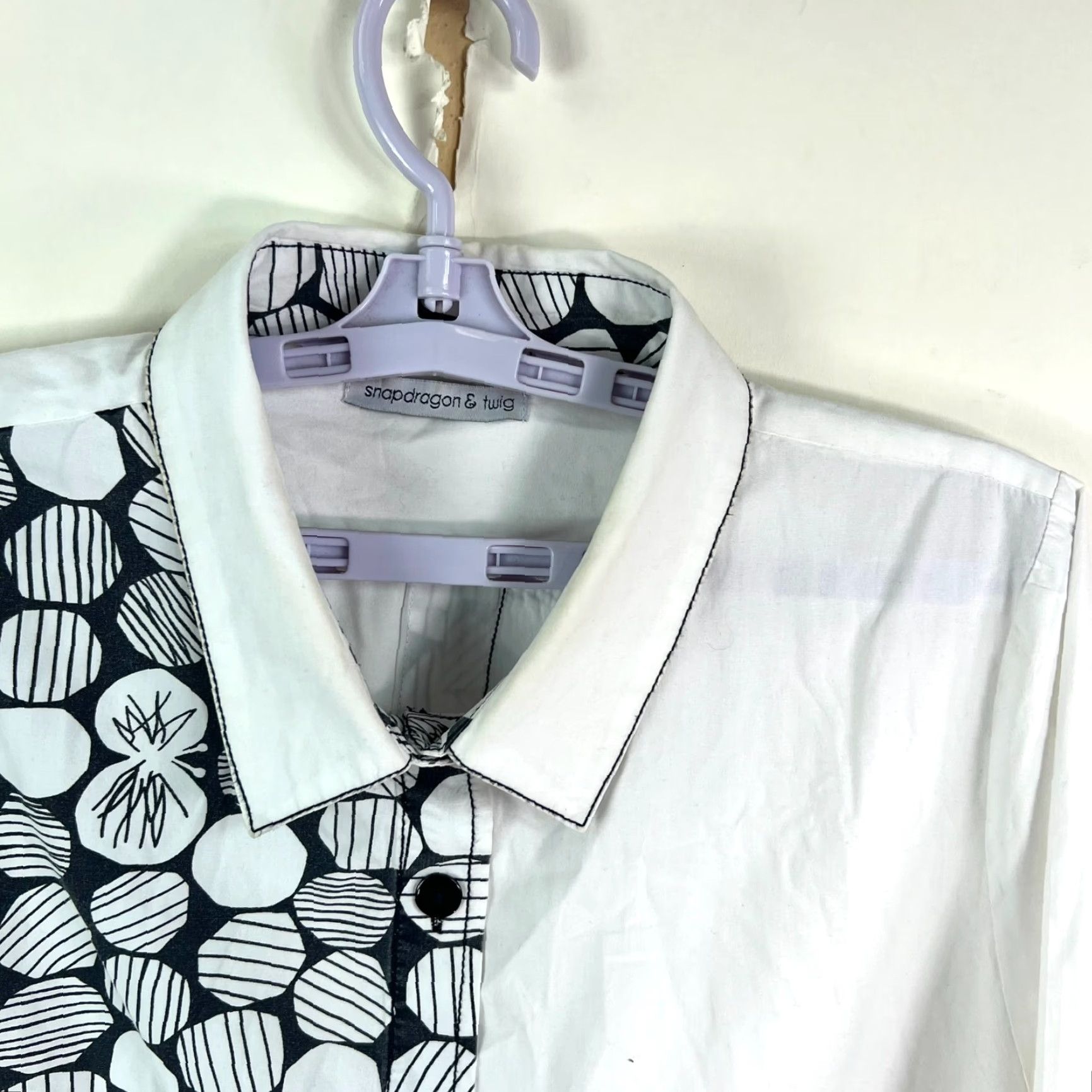 Vintage VINTAGE? No — Snapdragon & Twig Art Deco Button-Up Long Shirt Women M White Black Geometric Tunic Shirt Size M / US 6-8 / IT 42-44 - 2 Thumbnail