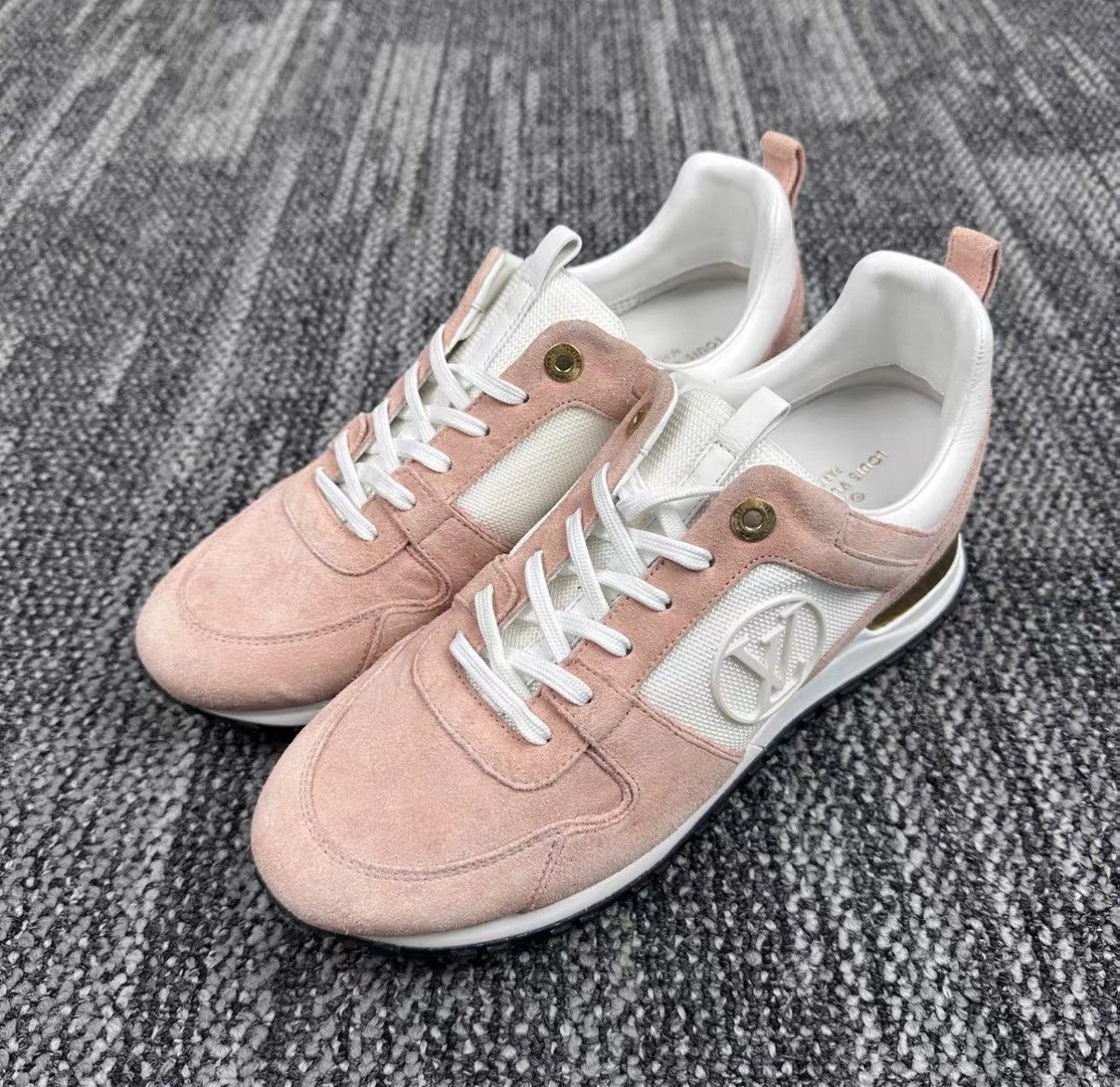 Louis Vuitton Louis Vuitton Runaway White & Pink Logo Sneakers J42 Size US 7 / EU 40 - 1 Thumbnail