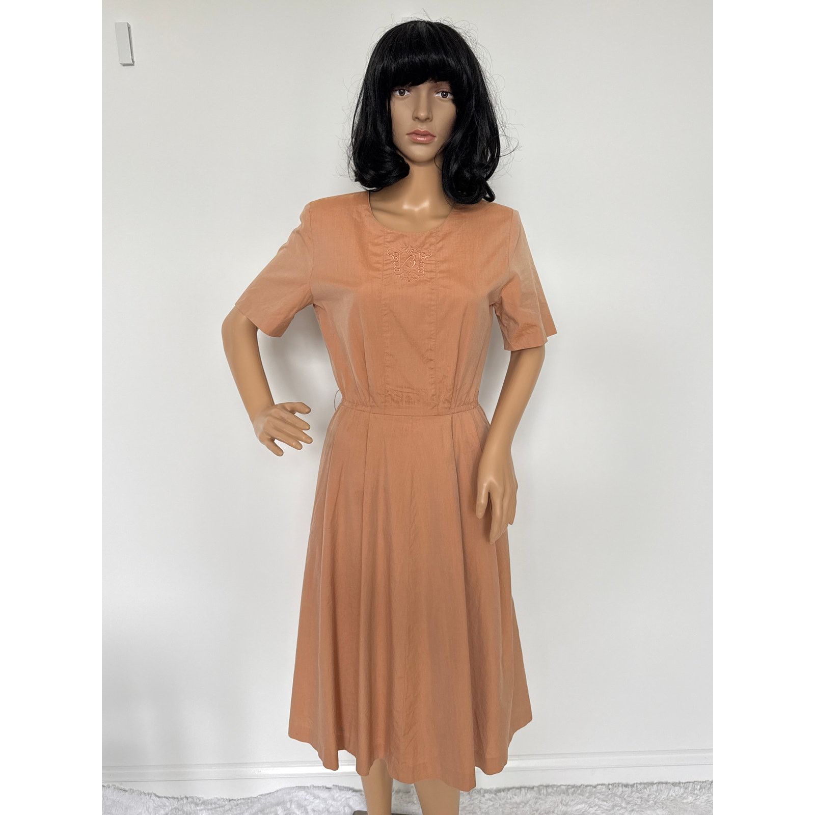 Burberry 70's Burberrys Tan day dress Embroidered Crest, size tab S Size S / US 4 / IT 40 - 14 Thumbnail