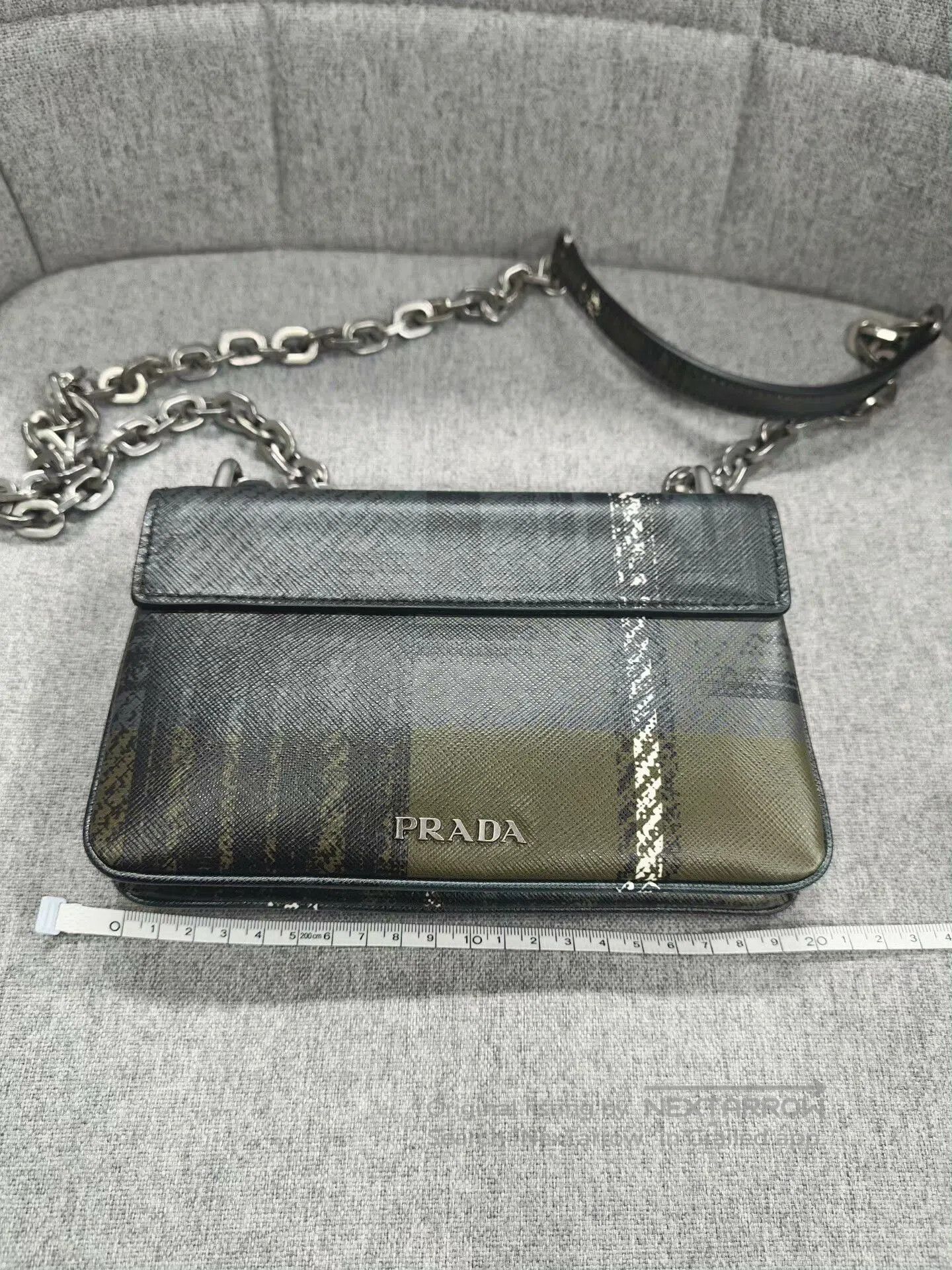Prada Handbag in Excellent Condition.