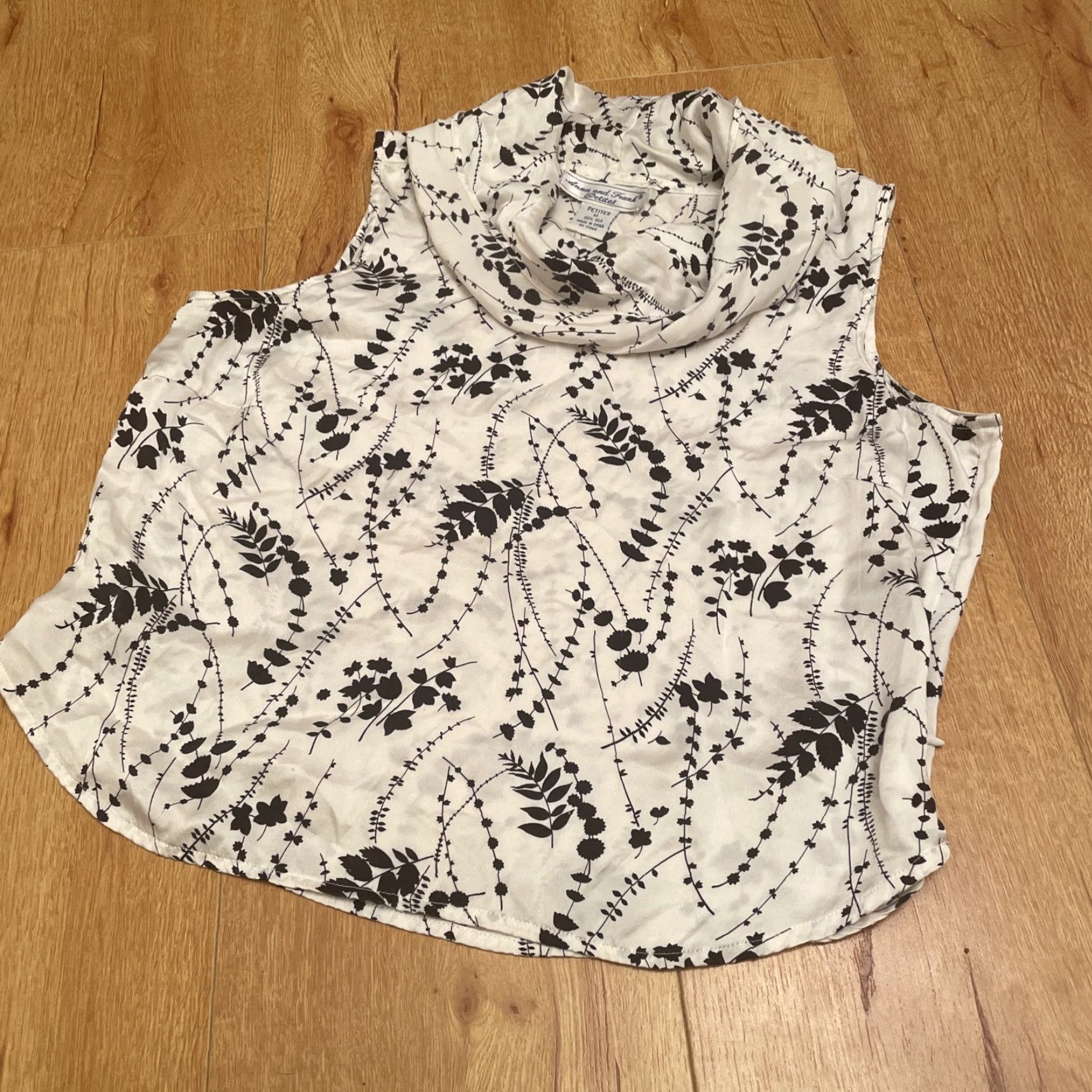 Vintage **Anna and Frank Silk Sleeveless Ivory Blouse Floral MP Romantic** User: Anna and Frank Silk Sleeveless Ivory Blouse Floral MP Romantic Size M / US 6-8 / IT 42-44 - 4 Thumbnail