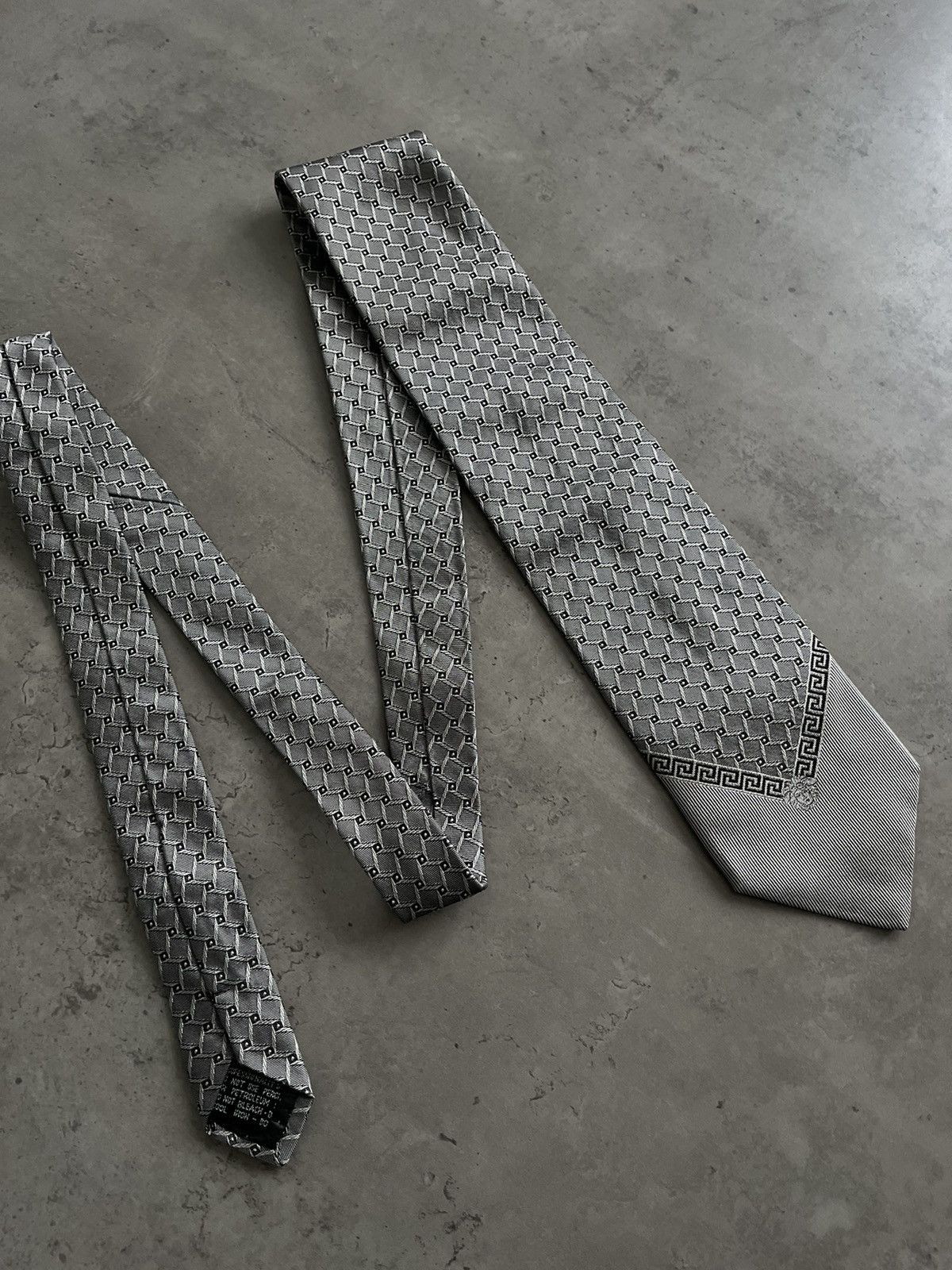 Versace Vintage Versace silk monogram tie made in Italy Size ONE SIZE - 8 Thumbnail
