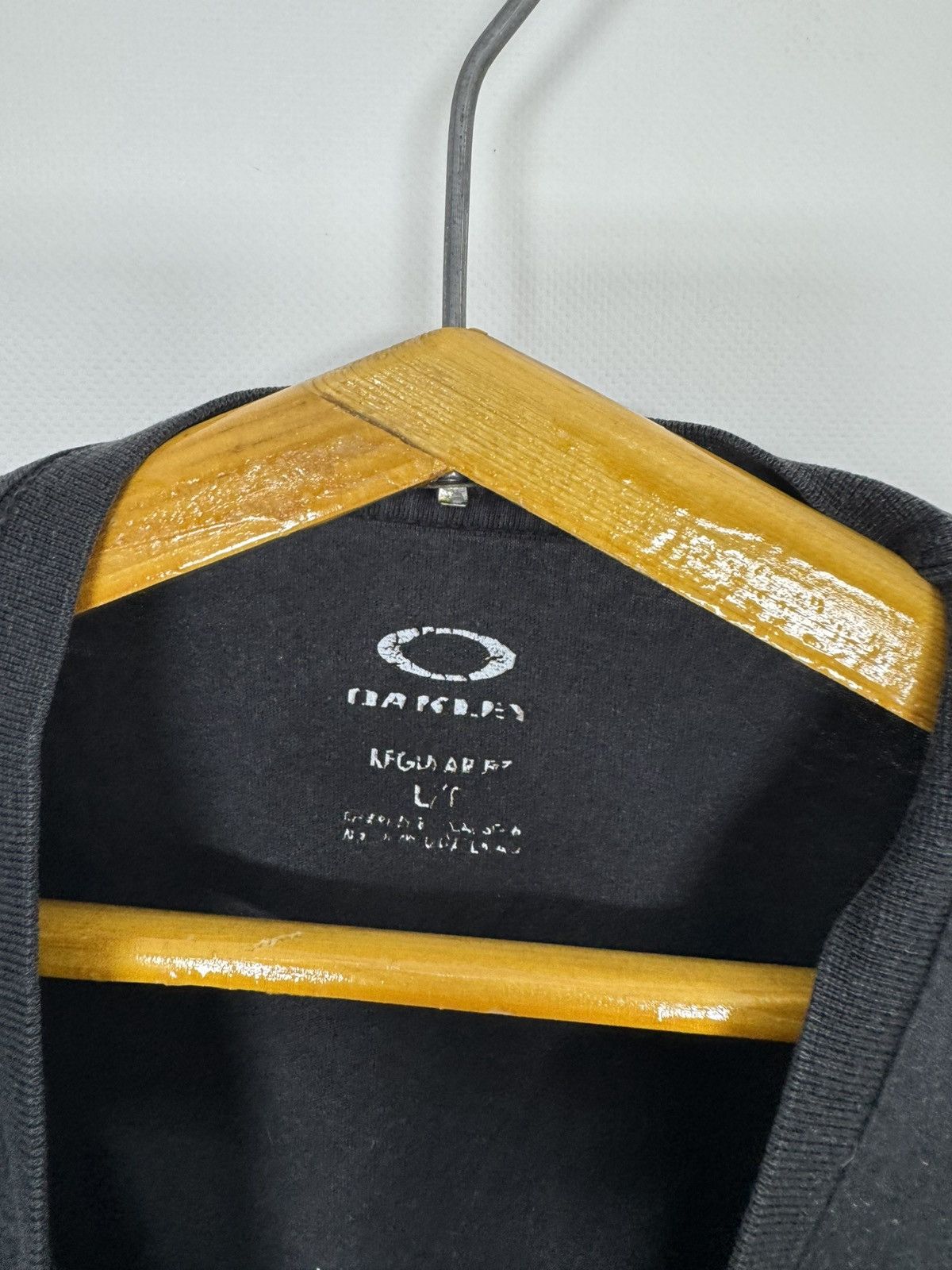 Oakley Vintage OAKLEY Center Logo T Shirt Hype Rare Gorpcore Size US L / EU 52-54 / 3 - 9 Thumbnail