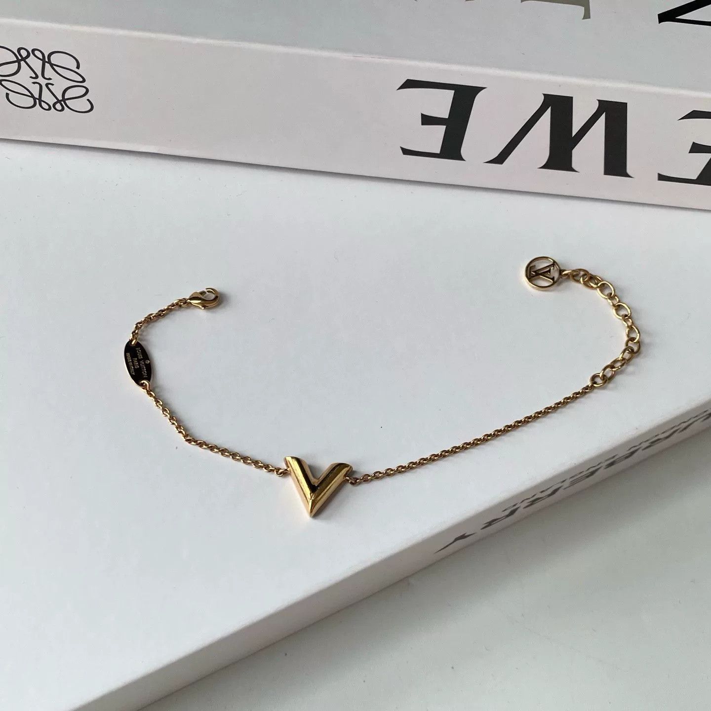 Louis Vuitton Louis Vuitton V-letter Bracelet Size ONE SIZE - 1 Thumbnail