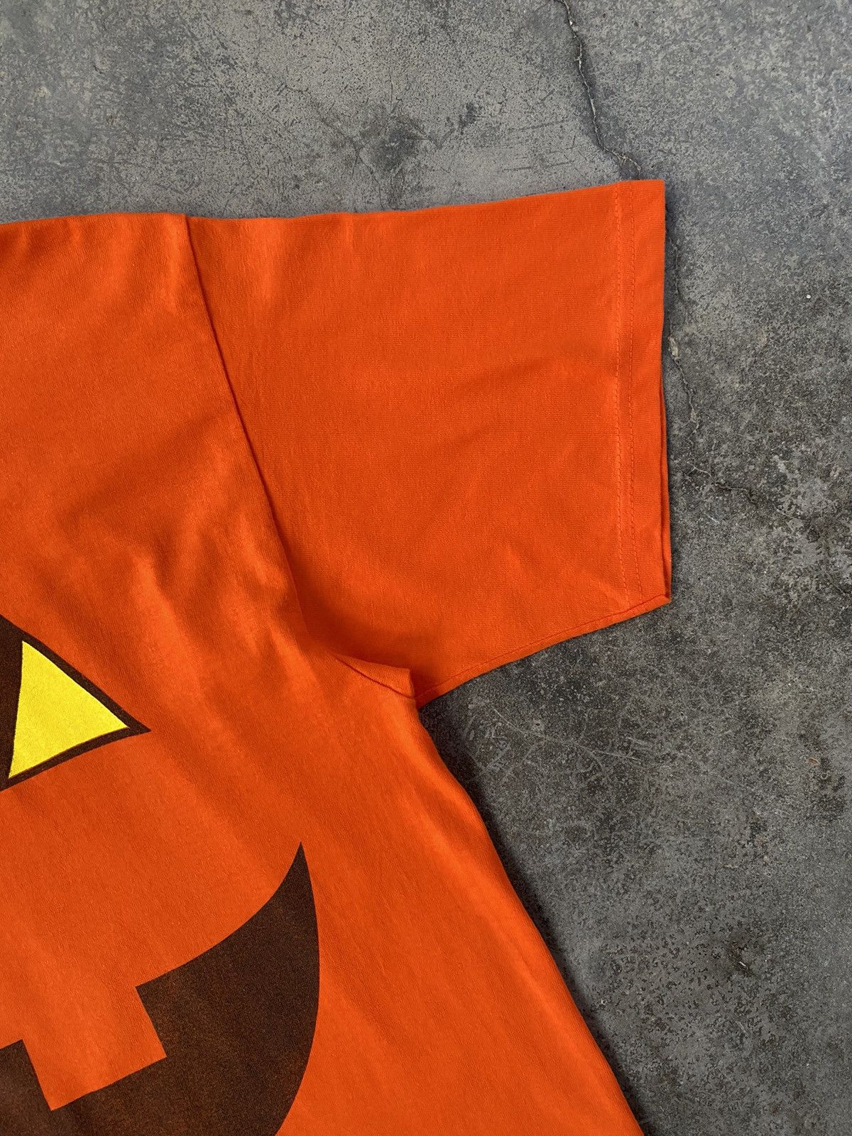 Vintage Rare🔥Vintage 90s Halloween Big Logo Tees Size US L / EU 52-54 / 3 - 5 Thumbnail