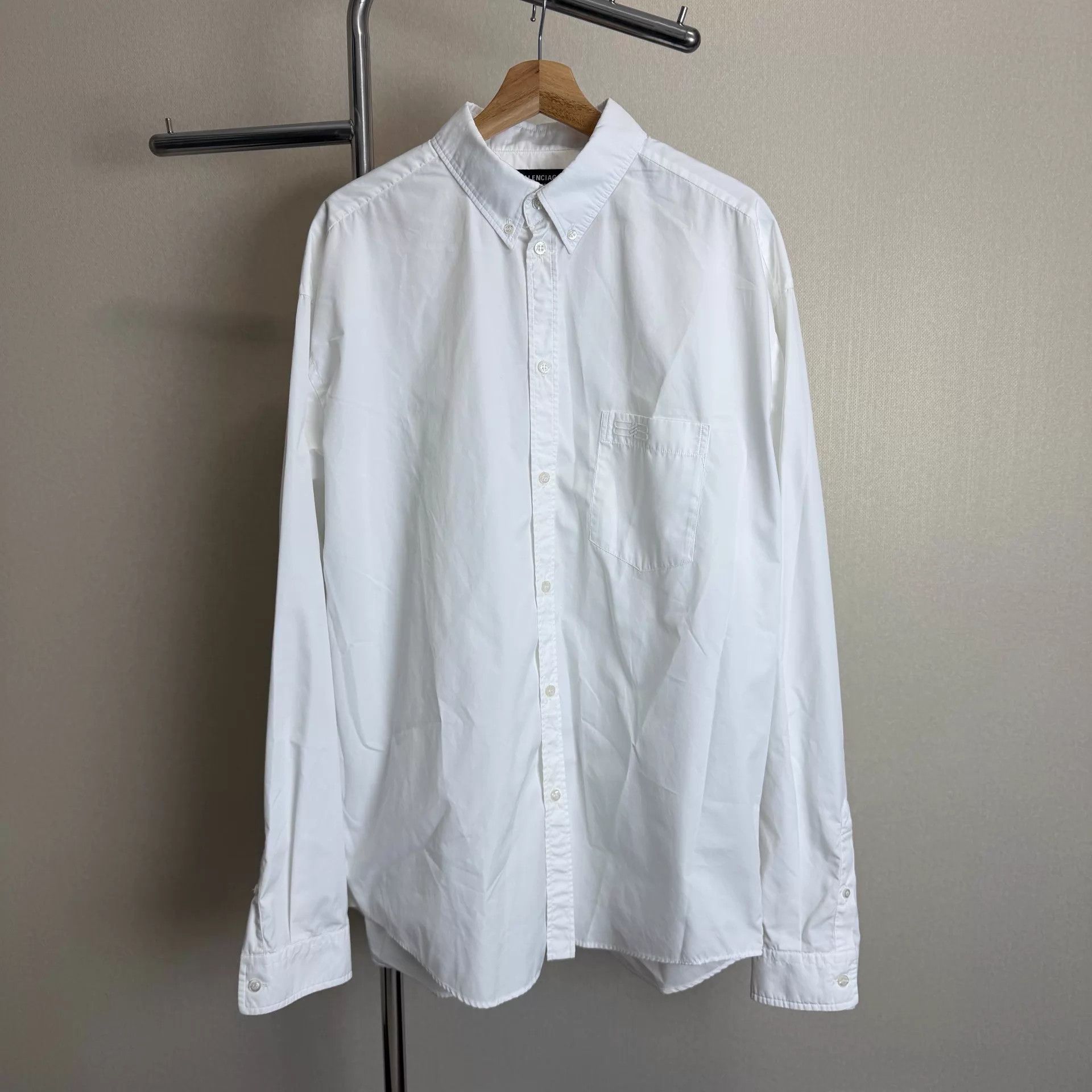 Balenciaga Balenciaga White BB Embroidered Shirt Size 39 Size US M / EU 48-50 / 2 - 1 Thumbnail
