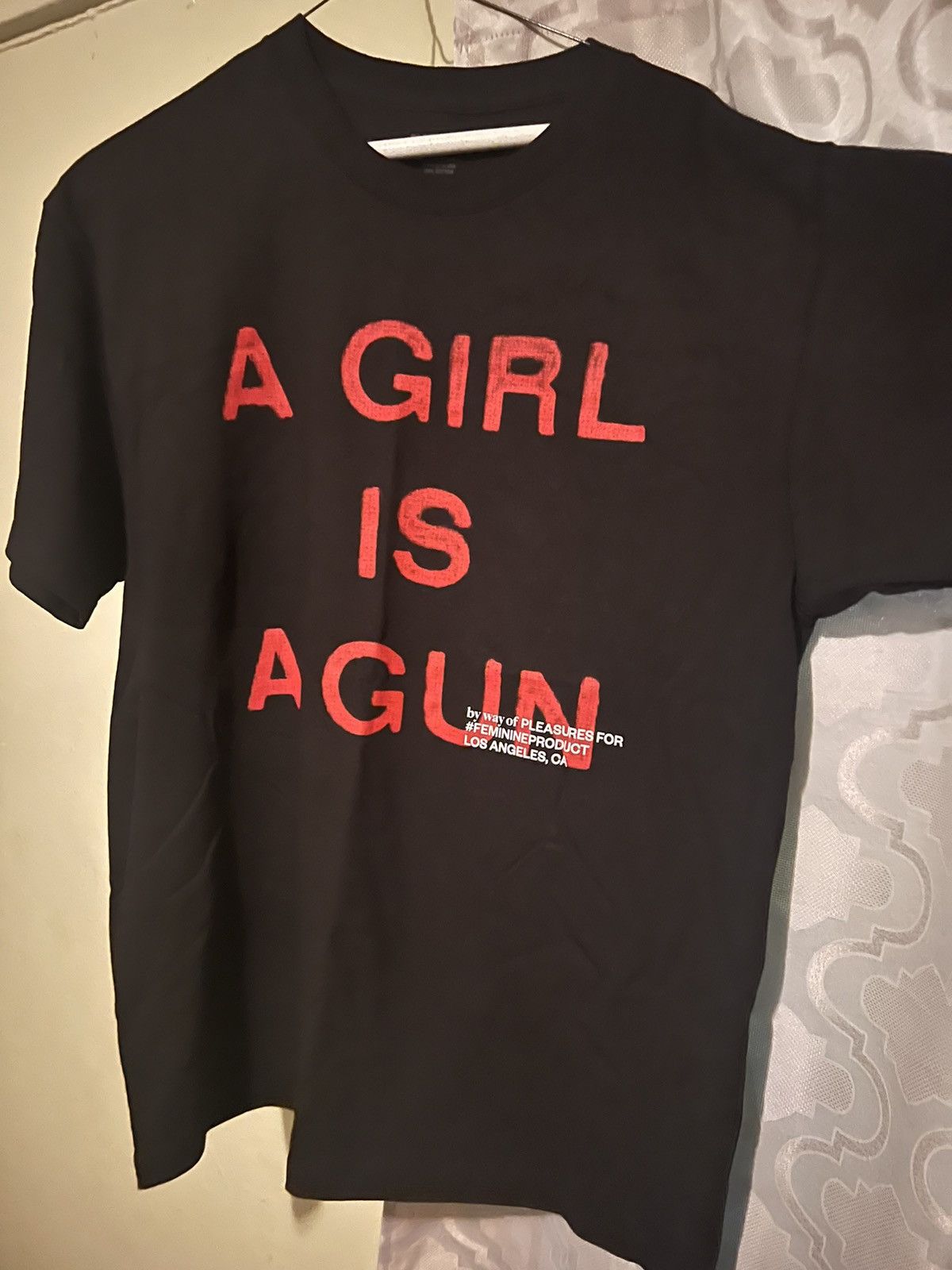 PLEASURES × By Way of US コラボ GIRL IS A GUN Tシャツ GIRL IS A GUN T-SHIRT – PLEASURES