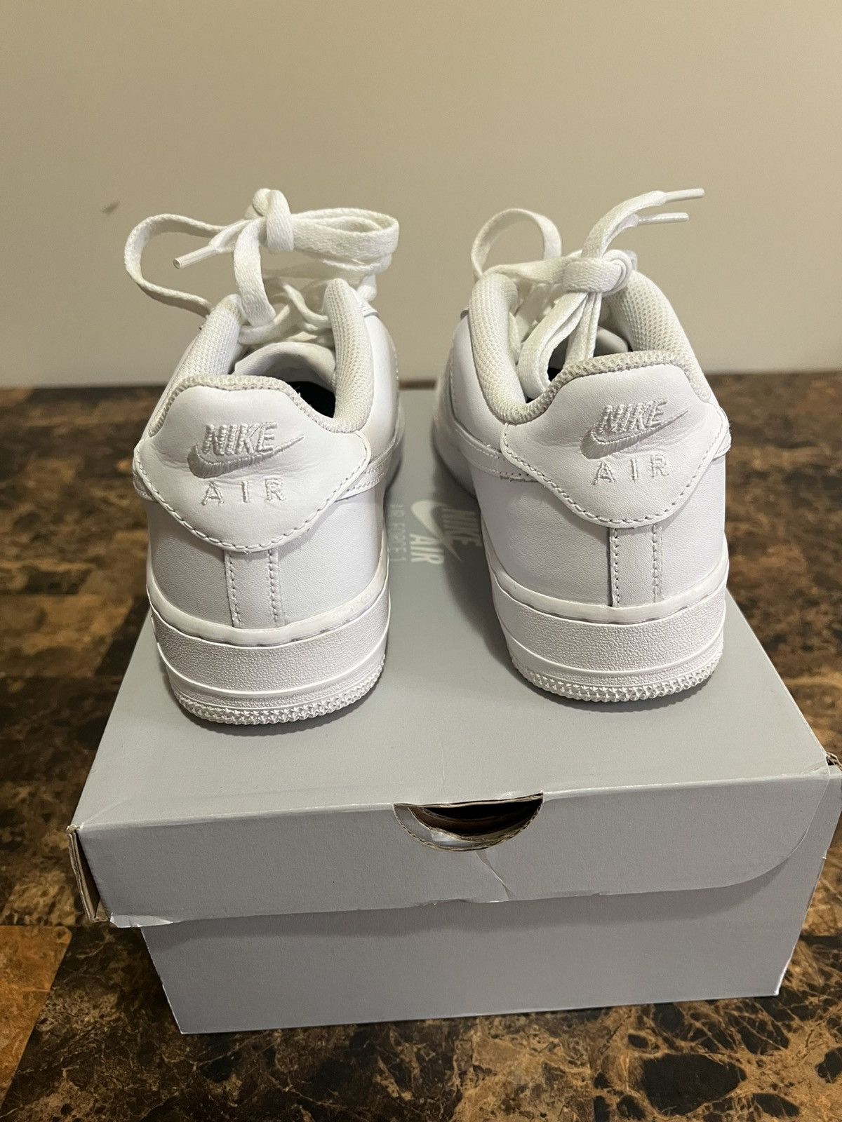 Nike Size 6.5 GS - Nike Air Force 1 LE Low Triple White Pre-Owned Size US 6.5 / EU 39-40 - 4 Thumbnail