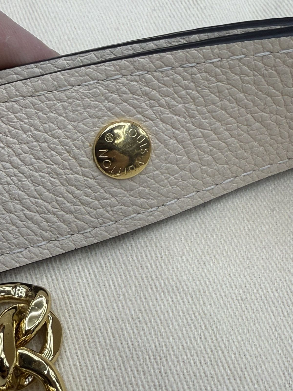 Louis Vuitton AUTHENTIC Louis Vuitton Lockme Tender Calfskin Leather Bag Size ONE SIZE - 21 Thumbnail