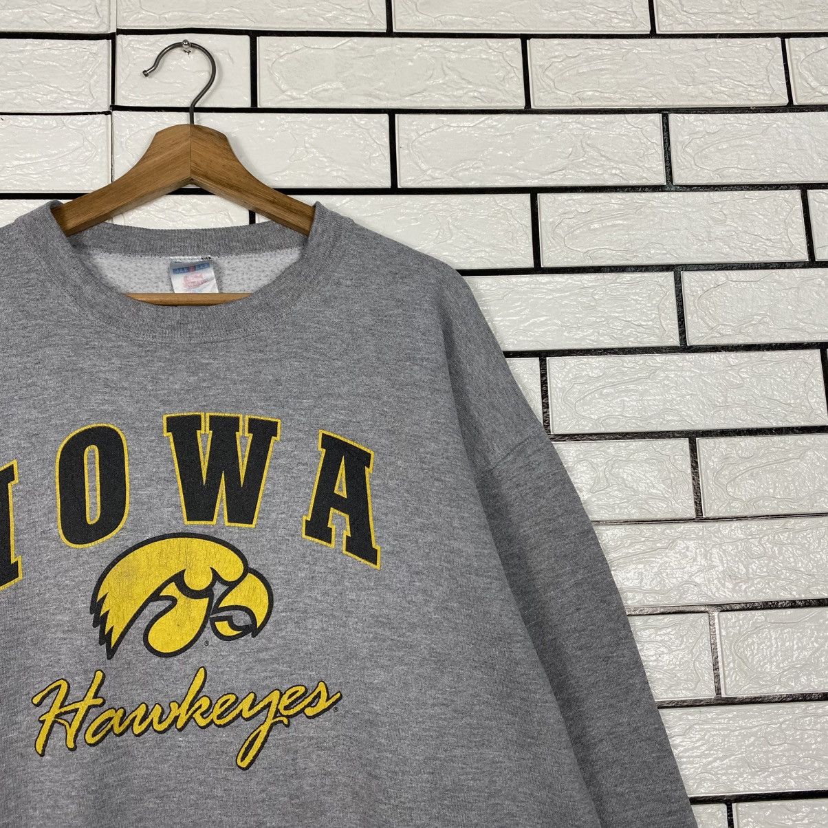Japanese Brand 📌Vintage lowa Hawkeyes Big Logo Sweatshirt Ncaa Size US XL / EU 56 / 4 - 7 Thumbnail