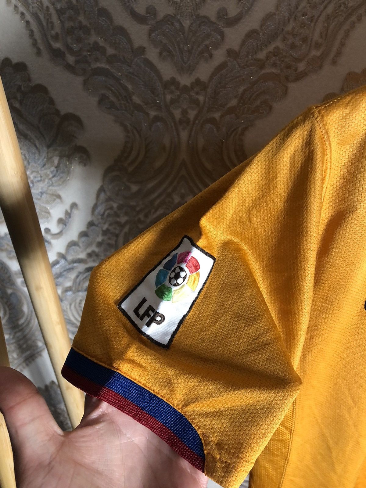 Nike VINTAGE NIKE FC BARCELONA SPAIN SOCCER JERSEY RETRO Y2K 90s Size US S / EU 44-46 / 1 - 4 Thumbnail