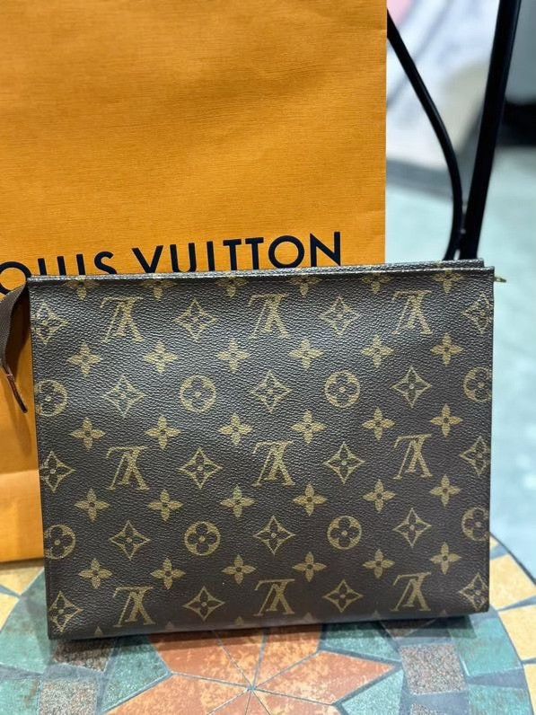 Louis Vuitton Louis Vuitton 19 Toiletry Pouch Size ONE SIZE - 1 Thumbnail