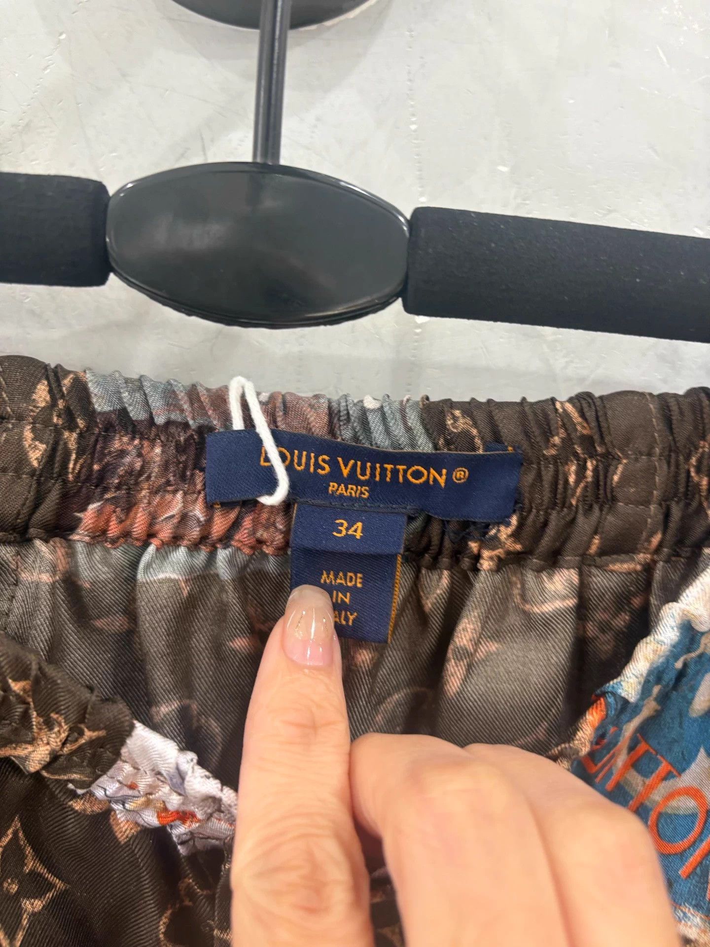 Louis Vuitton LV 24 Mulberry Silk Monogram Print Short Vintage 34 Size 25" / US 0 / IT 36 - 4 Thumbnail