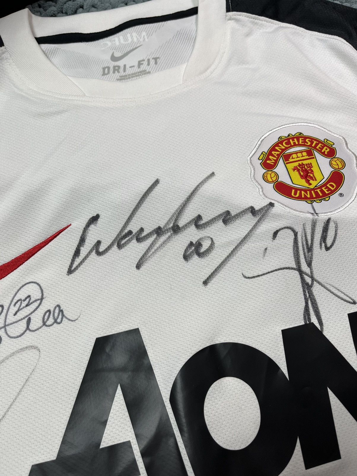 Nike 🧯CRAZY NIKE MANCHESTER UNITED VINTAGE 2010/11 SIGNED JERSEY Size US L / EU 52-54 / 3 - 4 Thumbnail