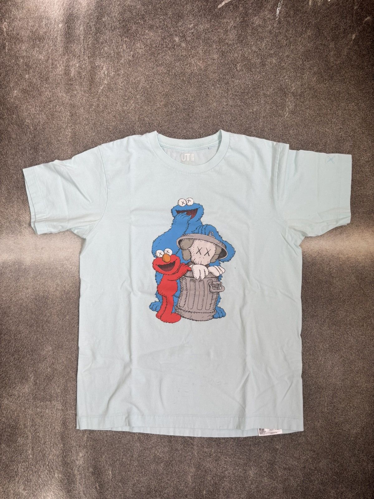 Kaws × Uniqlo Kaws Uniqlo Sesame Street Blue Cookie Monster Shirt Size S Size US S / EU 44-46 / 1 - 1 Thumbnail