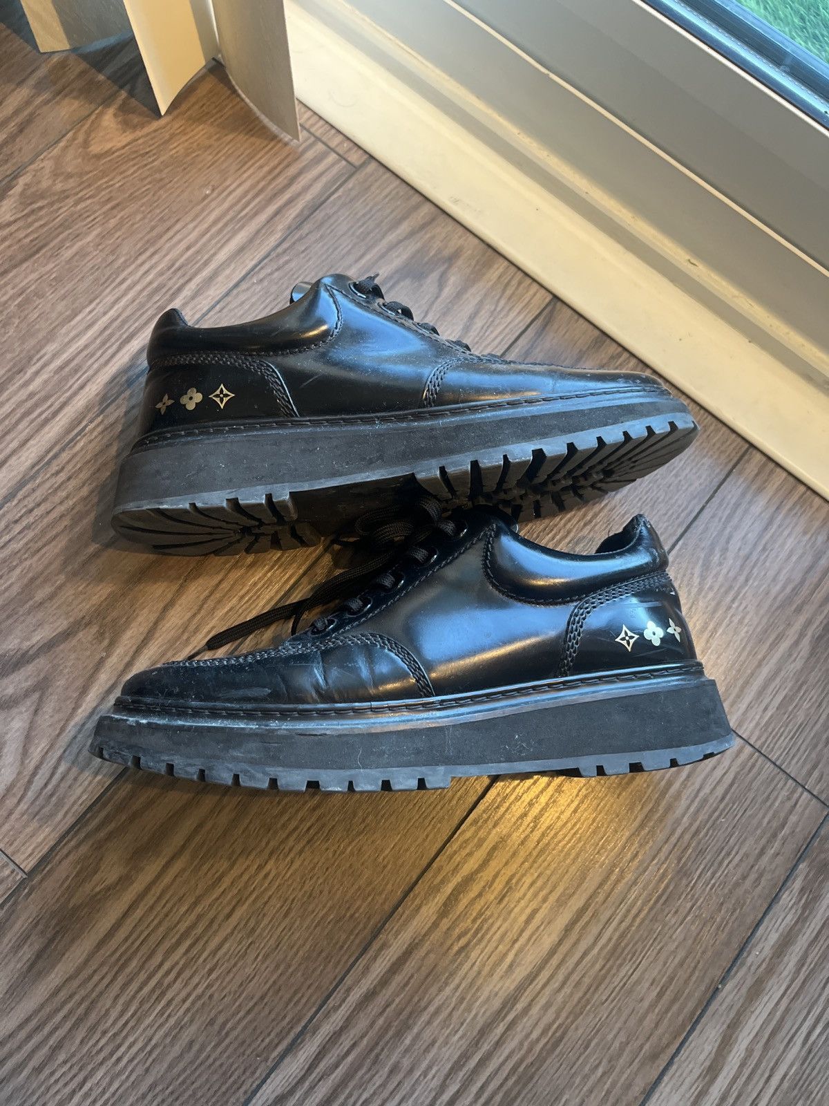 Louis Vuitton Louis Vuitton Leather Sneakers Size US 9 / EU 42 - 1 Thumbnail