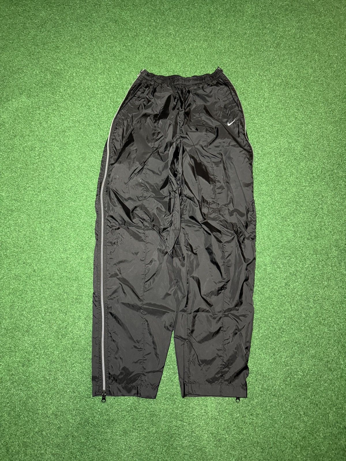 Nike Nike Nylon Jogger Vintage 90s 24x30 Drawstring L Sweatpants Size 24" / US 00 / IT 34 - 1 Thumbnail